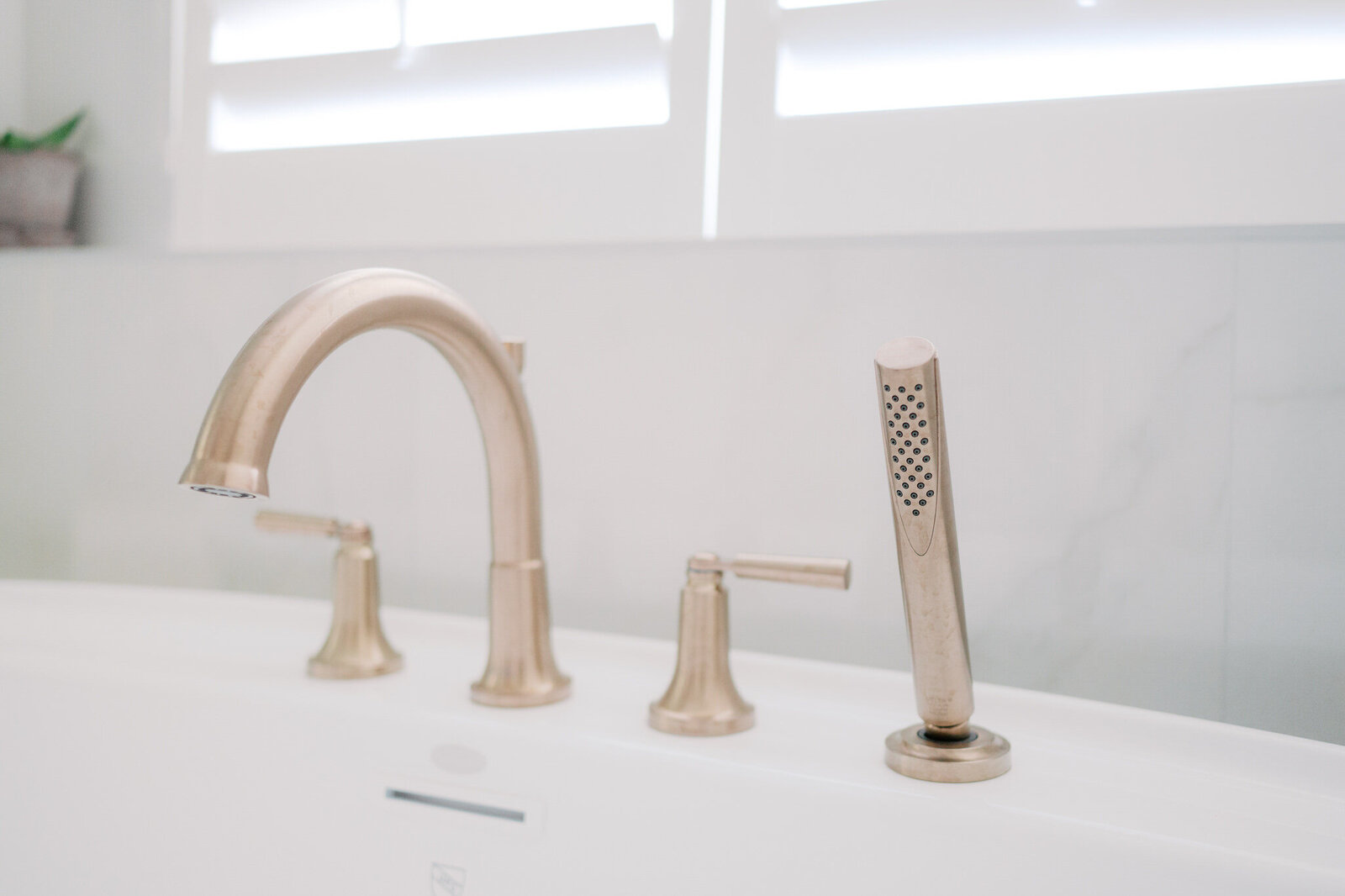 gold bathtub fixtures