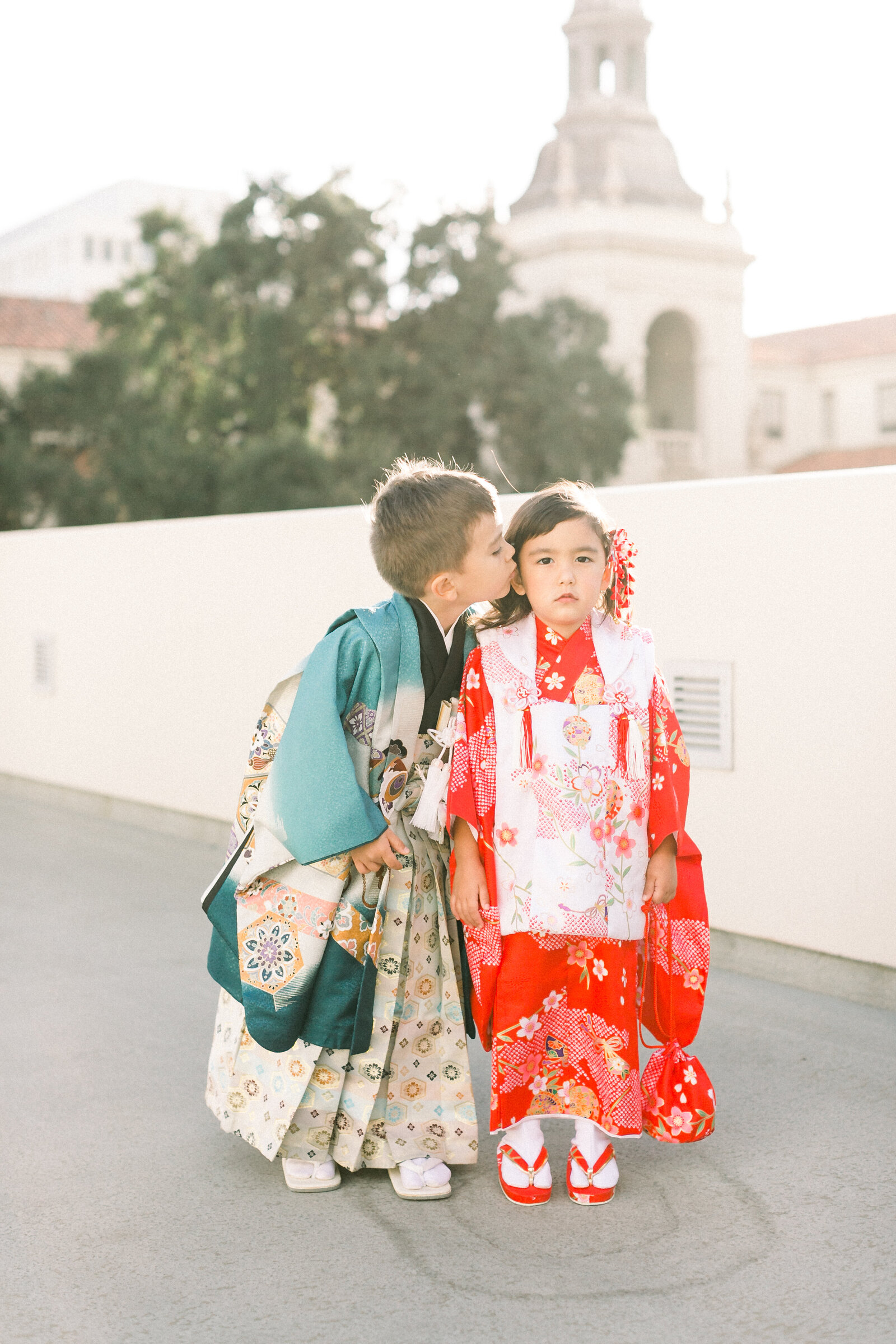 Family celebrating Shichi-Go-San in a serene Japanese garden | 七五三 家族写真 ロサンゼルス日本庭園Group of adults and child joyfully jumping in colorful kimono for Shichi-Go-San celebration | 七五三 着物 グループ写真 ジャンプ ロサンゼルス