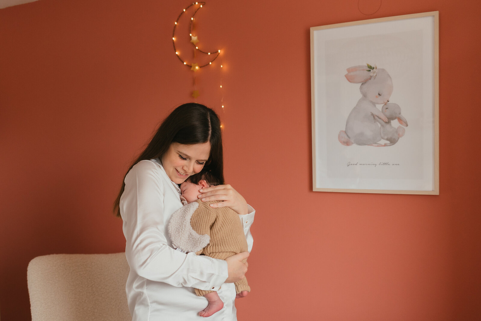 Fotoshoot babykamer baby in armen moeder
