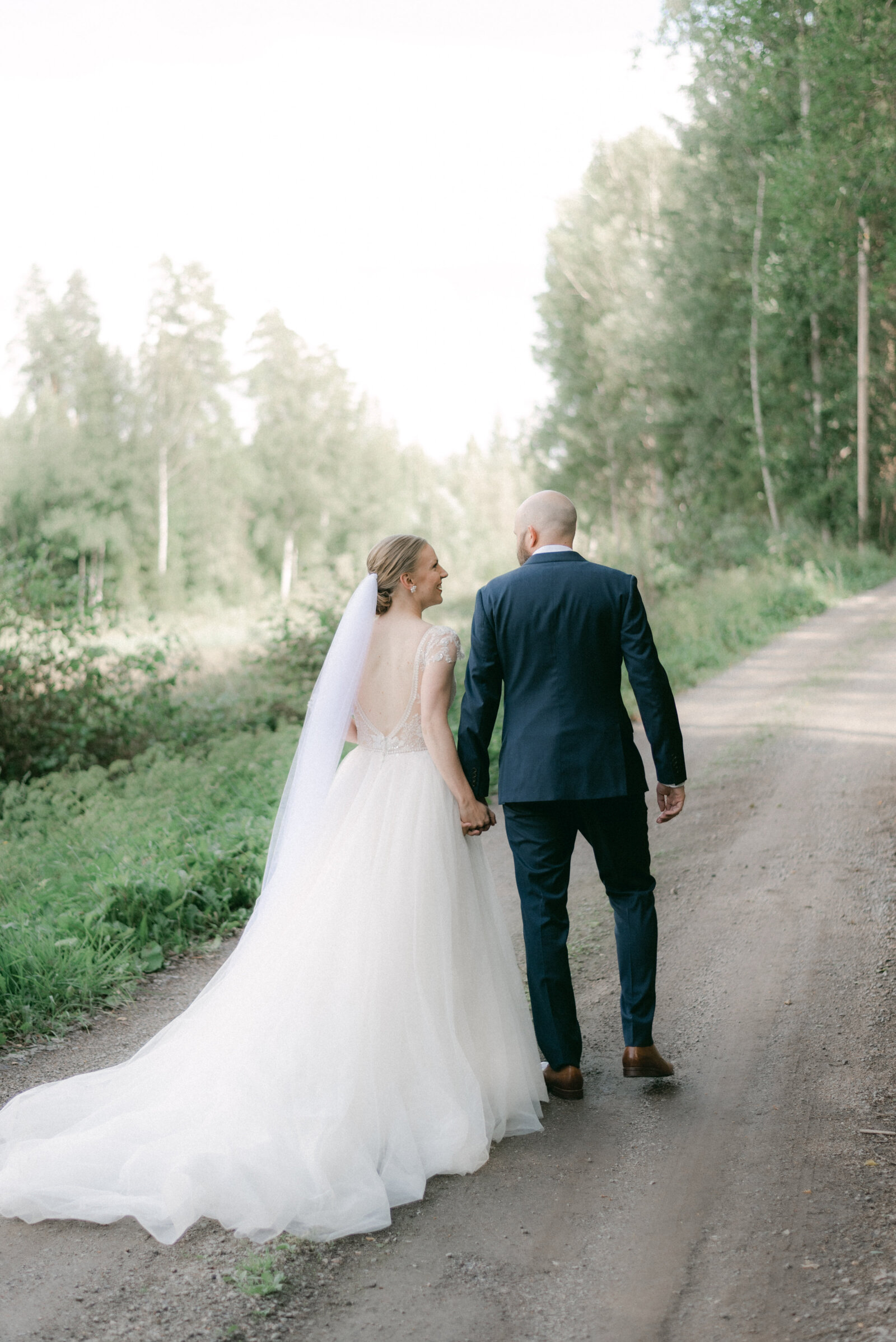 Hääpari kävelee hääkuvauksessa
