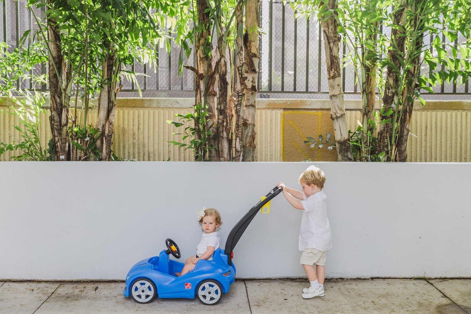 siblings-florida-sidewalk