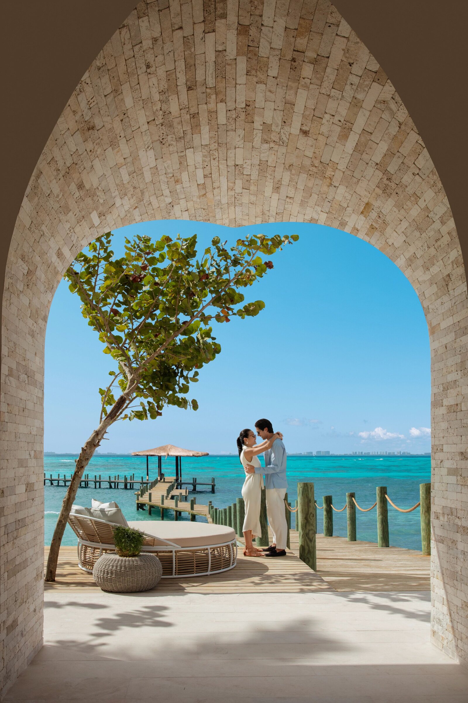 SEIIM-EXT-Couple-YachtLoungeArch-6A-CB (2)