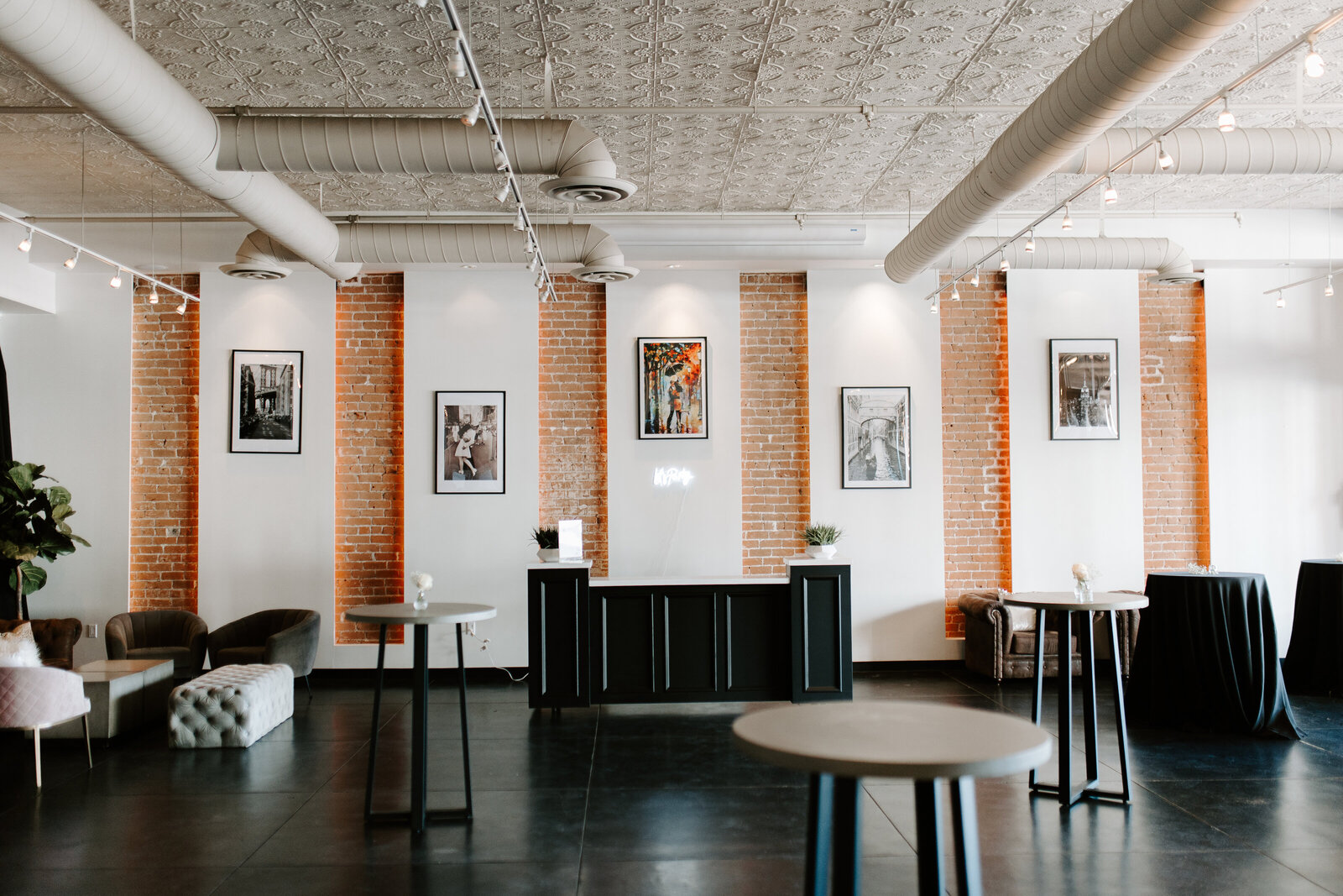 soho63-chandler-wedding-venue-cocktail-hour-bar-modern
