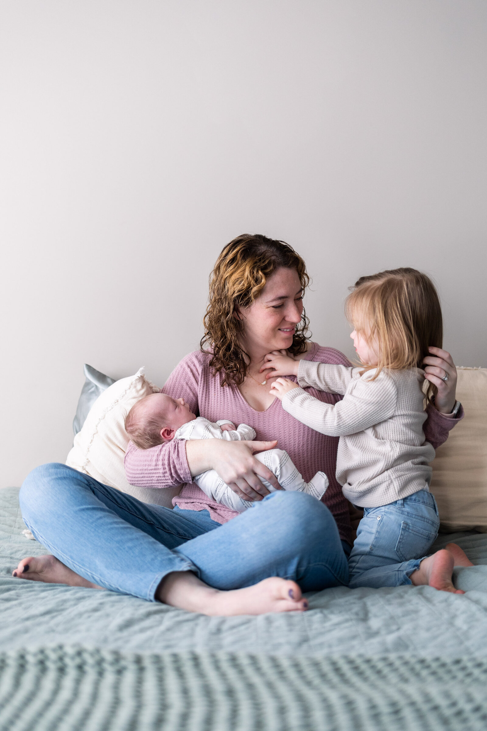Kansas_City_Newborn_Photography_mother_baby_toddler_sitting-11