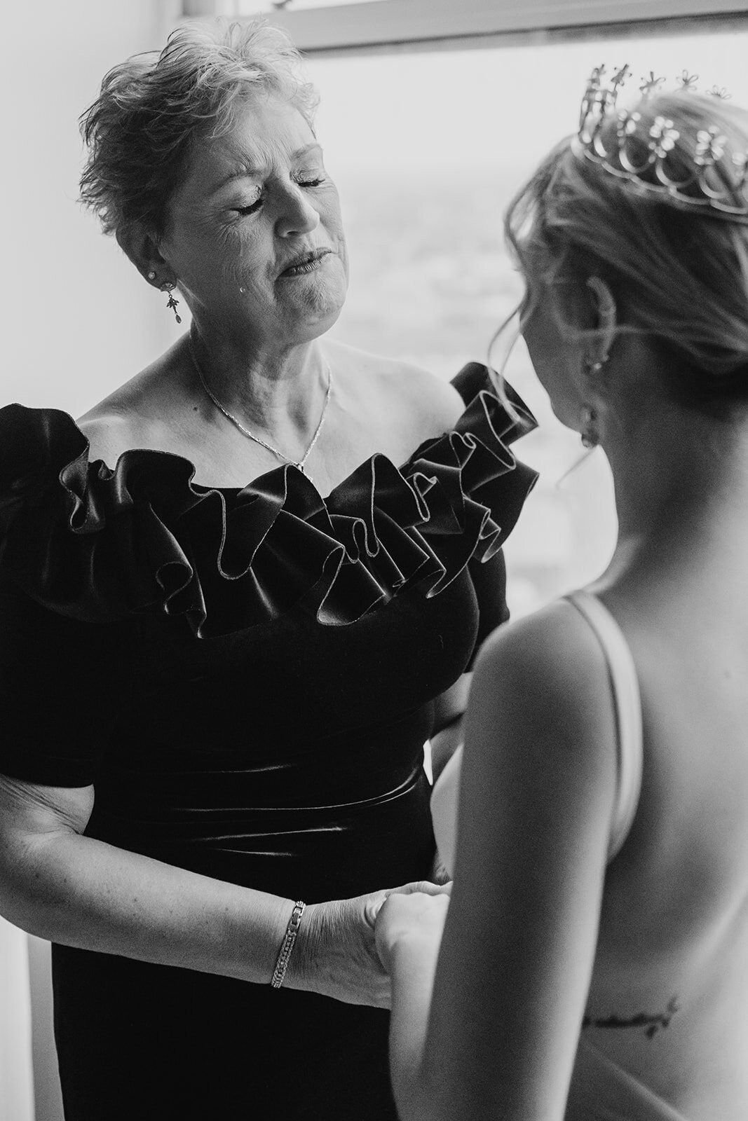 MichelleGodfreyPhoto_12.31.23_SARAH+NATE_01 PREPARATIONS-124_websize