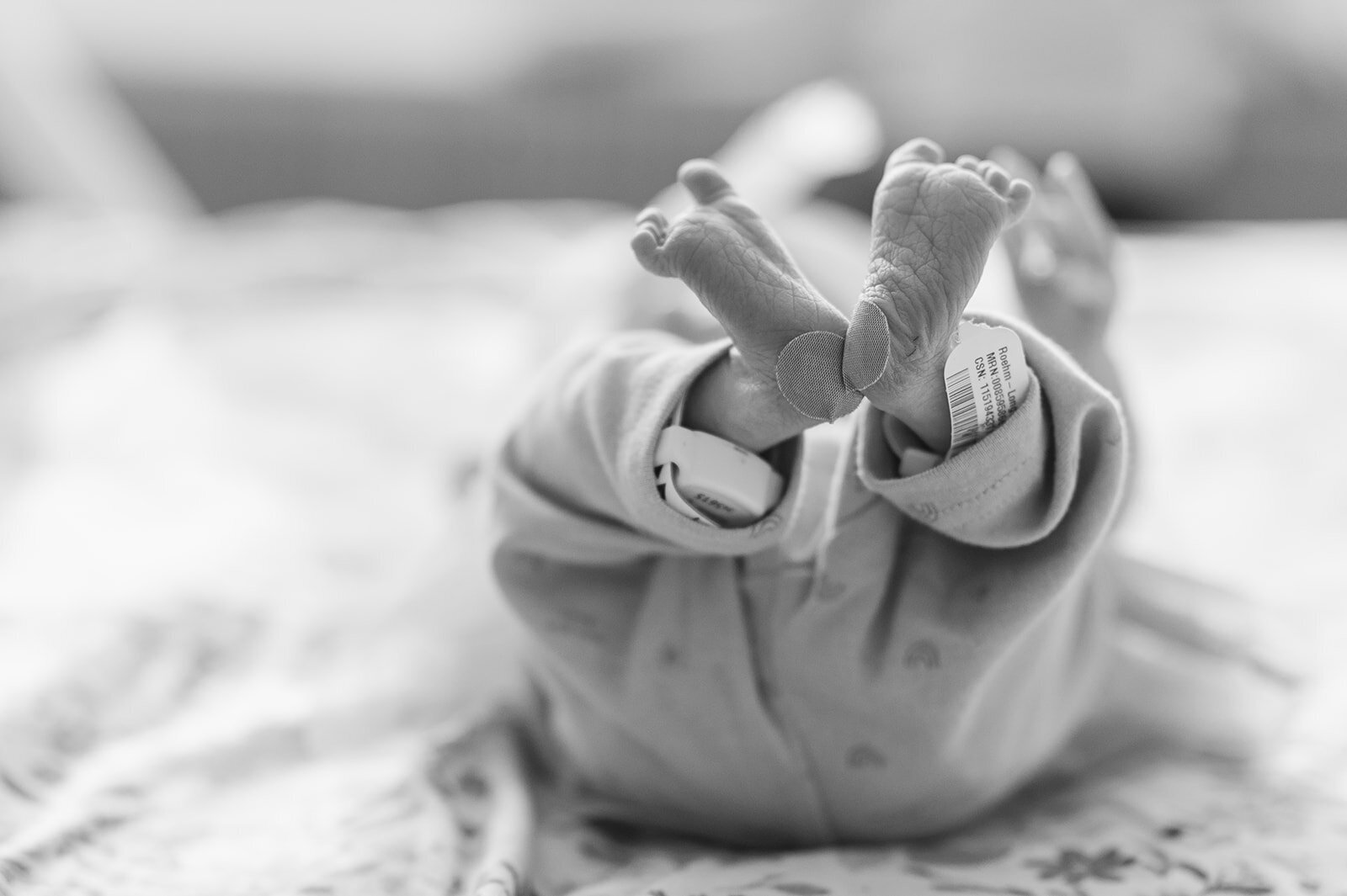 close up of babys feet in hospital during fresh 48 newborn session