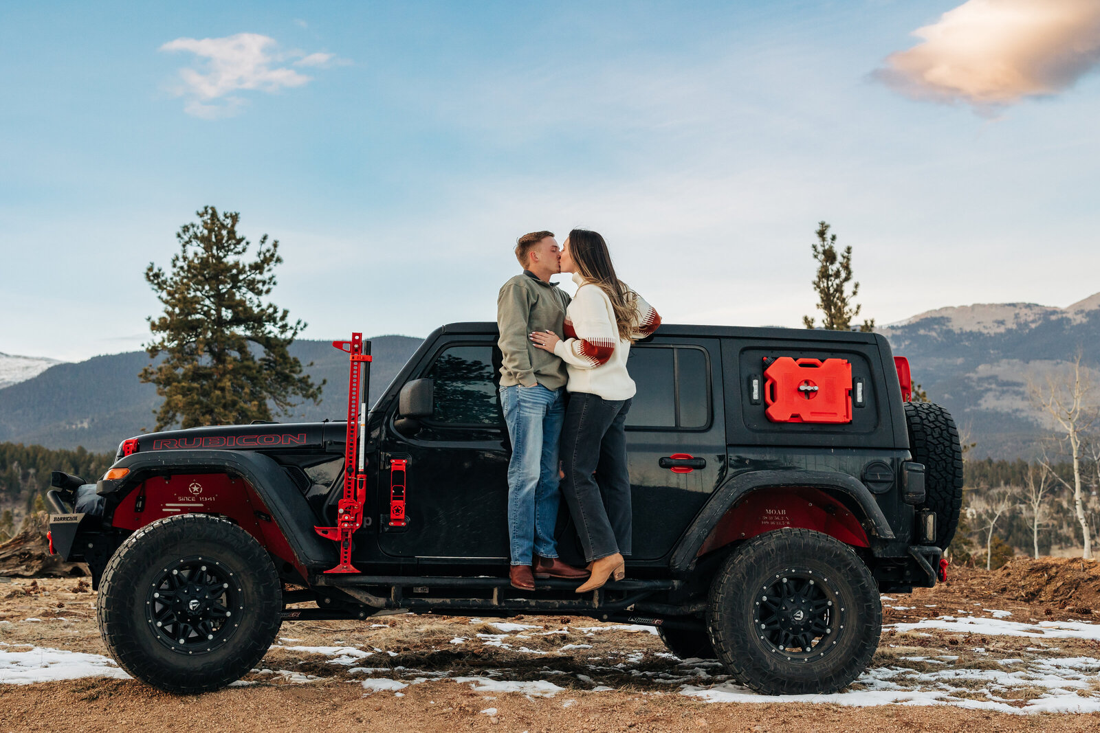 Colorado Elopement Photographer captures couple kissing on jeep