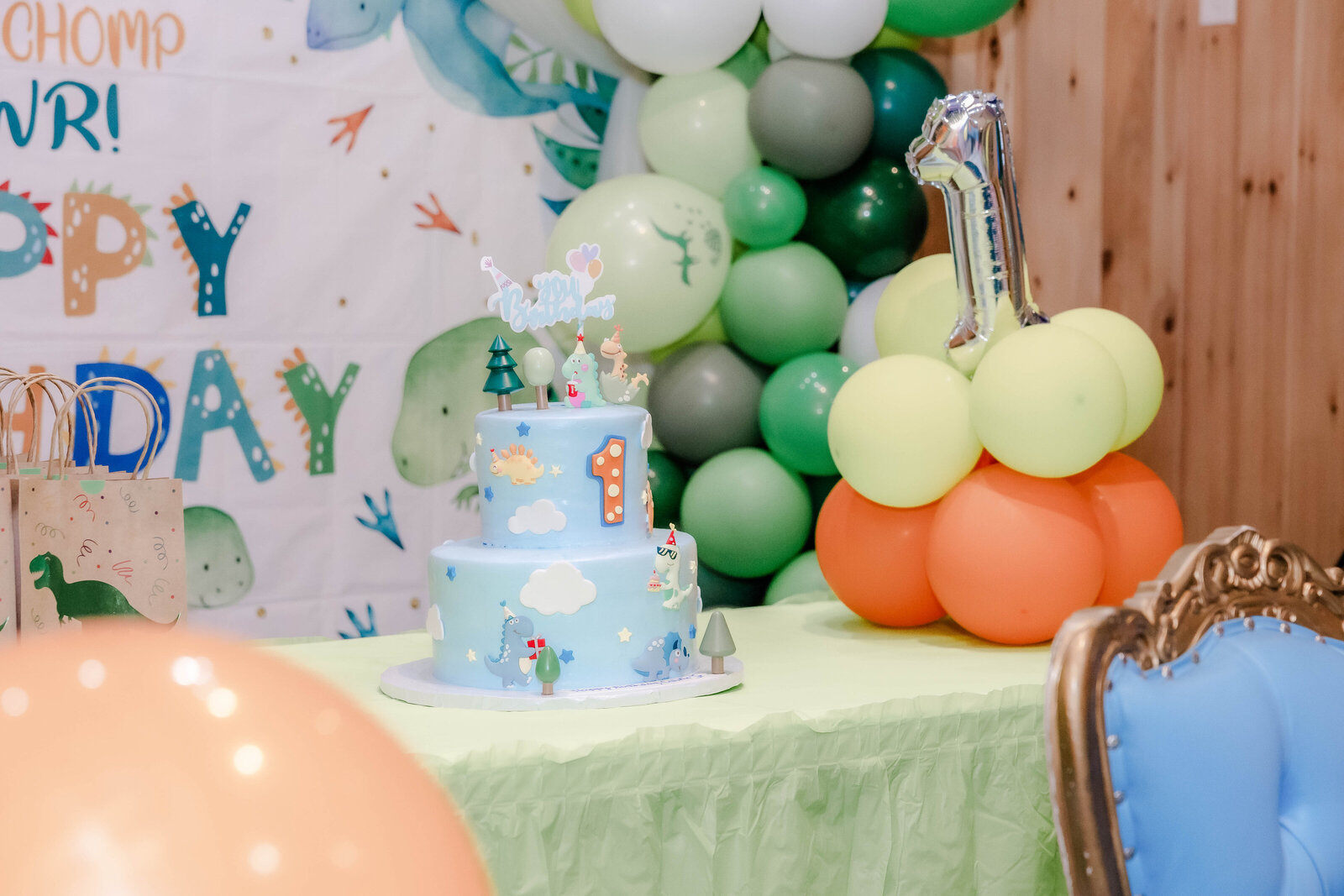 dinosaur-first-birthday-cake-closeup