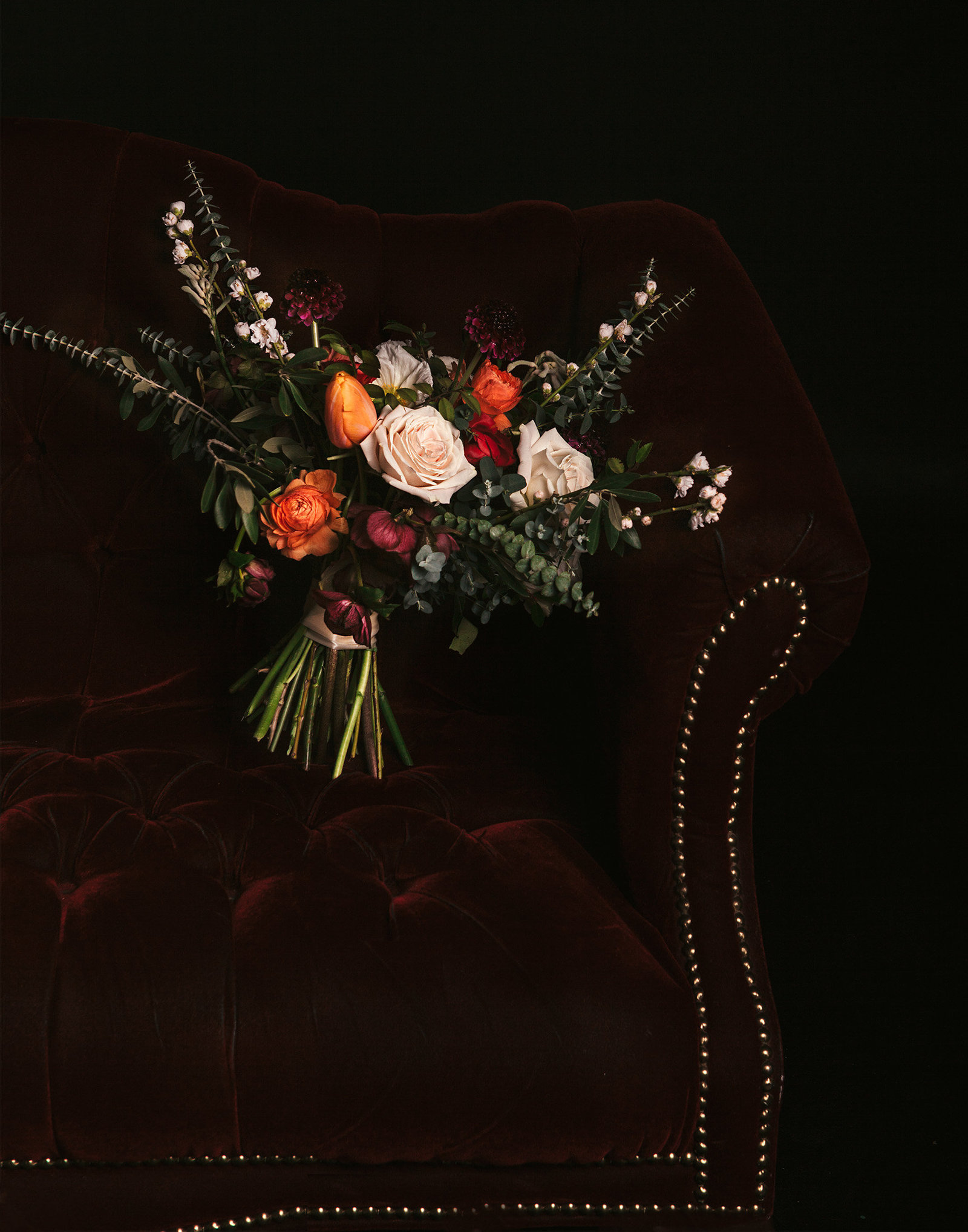 bold-milwaukee-wedding-inspiration-dramatic-floral-design