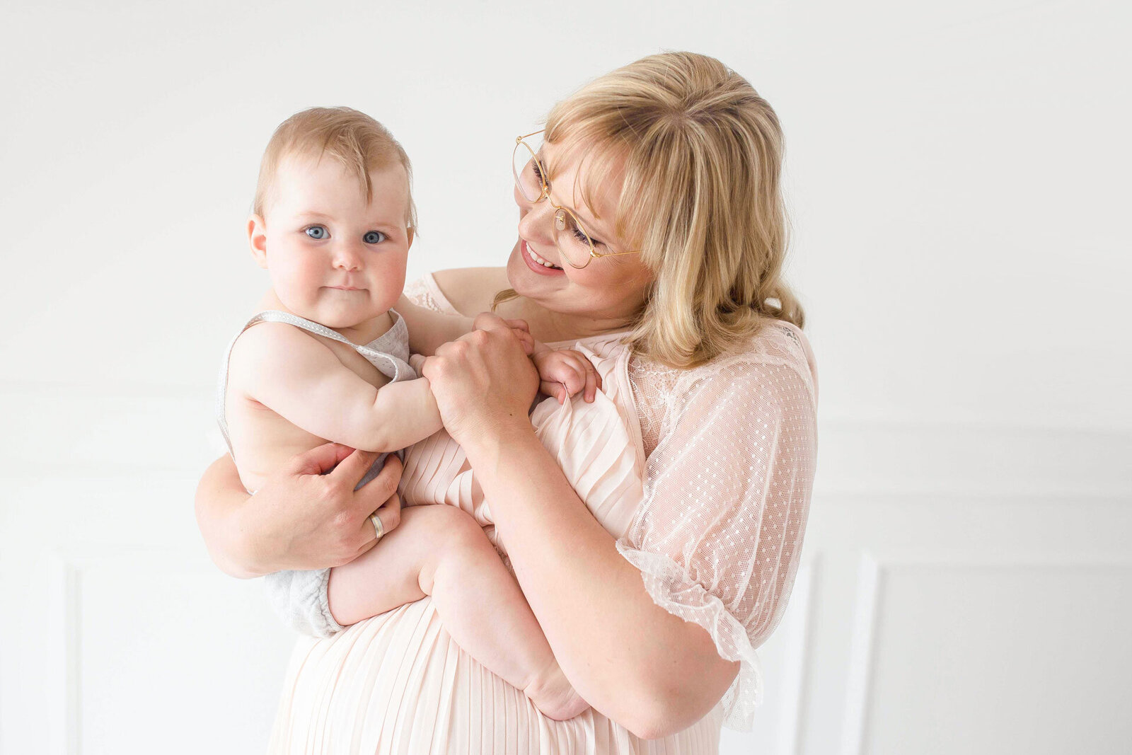 Babyfotografie Gütersloh nahe Delbrück. Mama hält ihr Baby auf dem Arm.