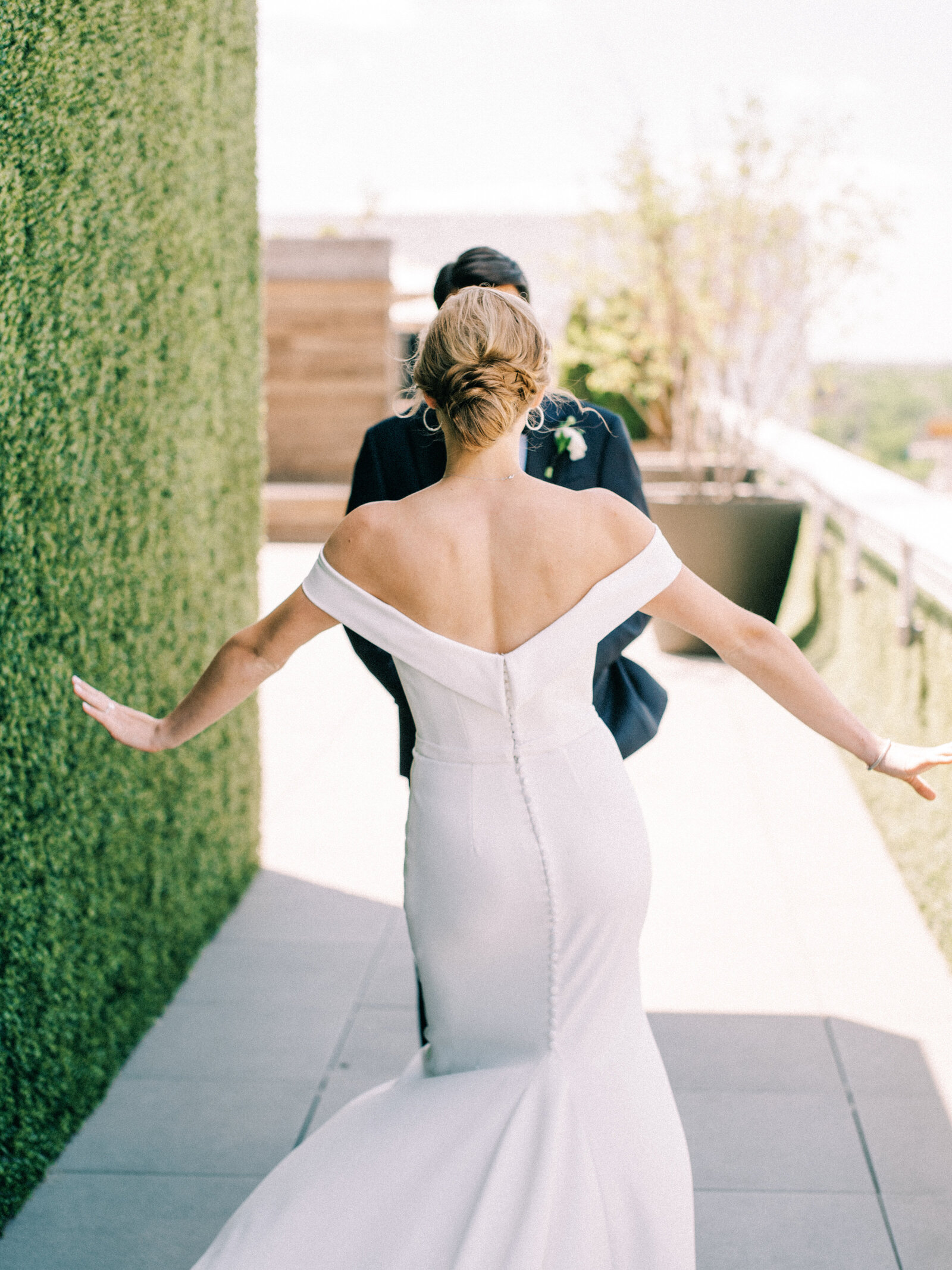 067-sean-cook-wedding-photography-chicago-first-look-rooftop