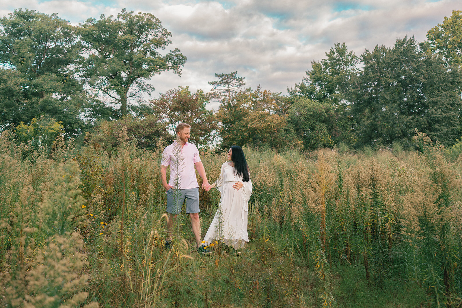 st-louis-couple walking through a field