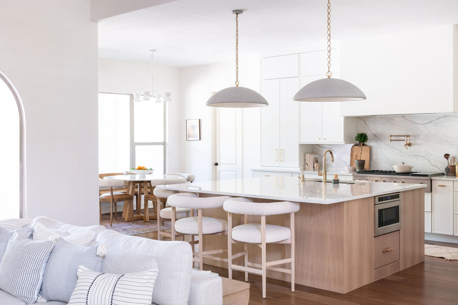 White Southern California Kitchen Design_NuelaDesigns