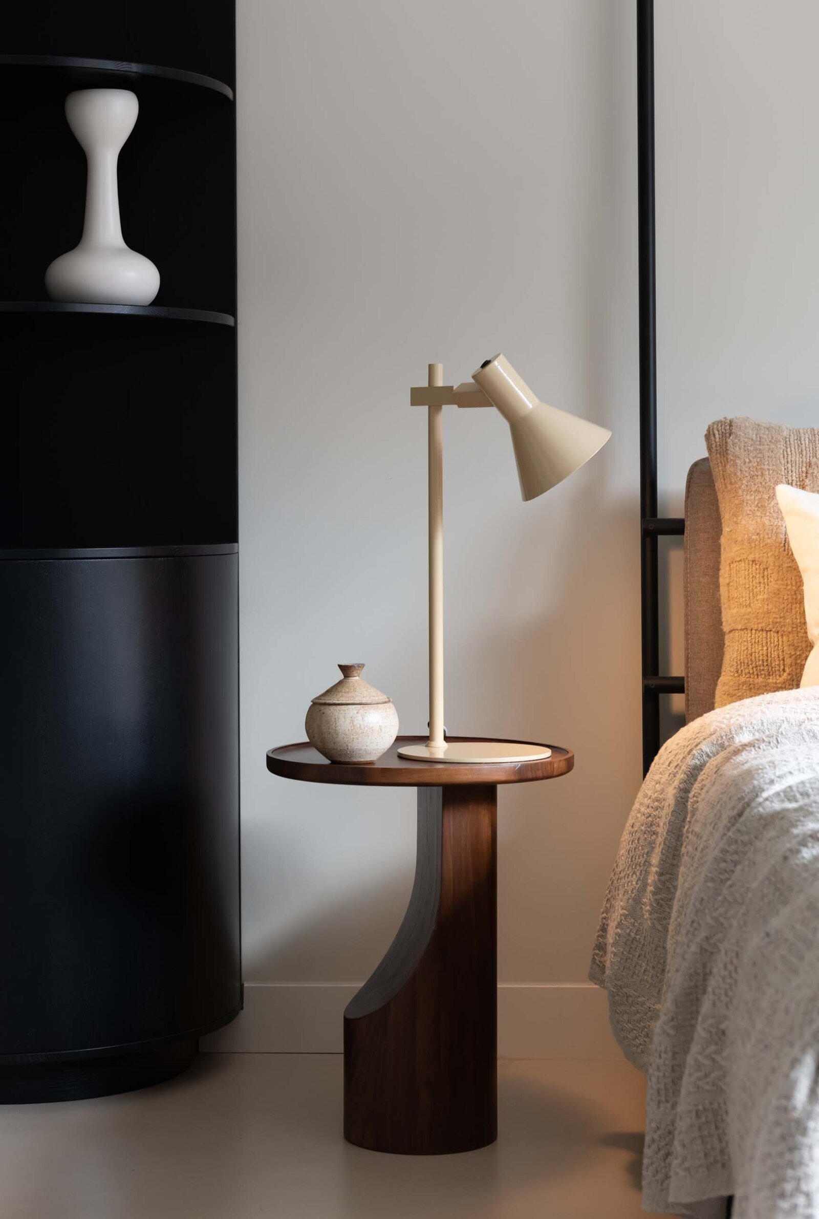 fotostyling-its-about-romi-amersfoort-slaapkamer-tafellamp-stavanger-beige-sfeerbeeld-annedelange