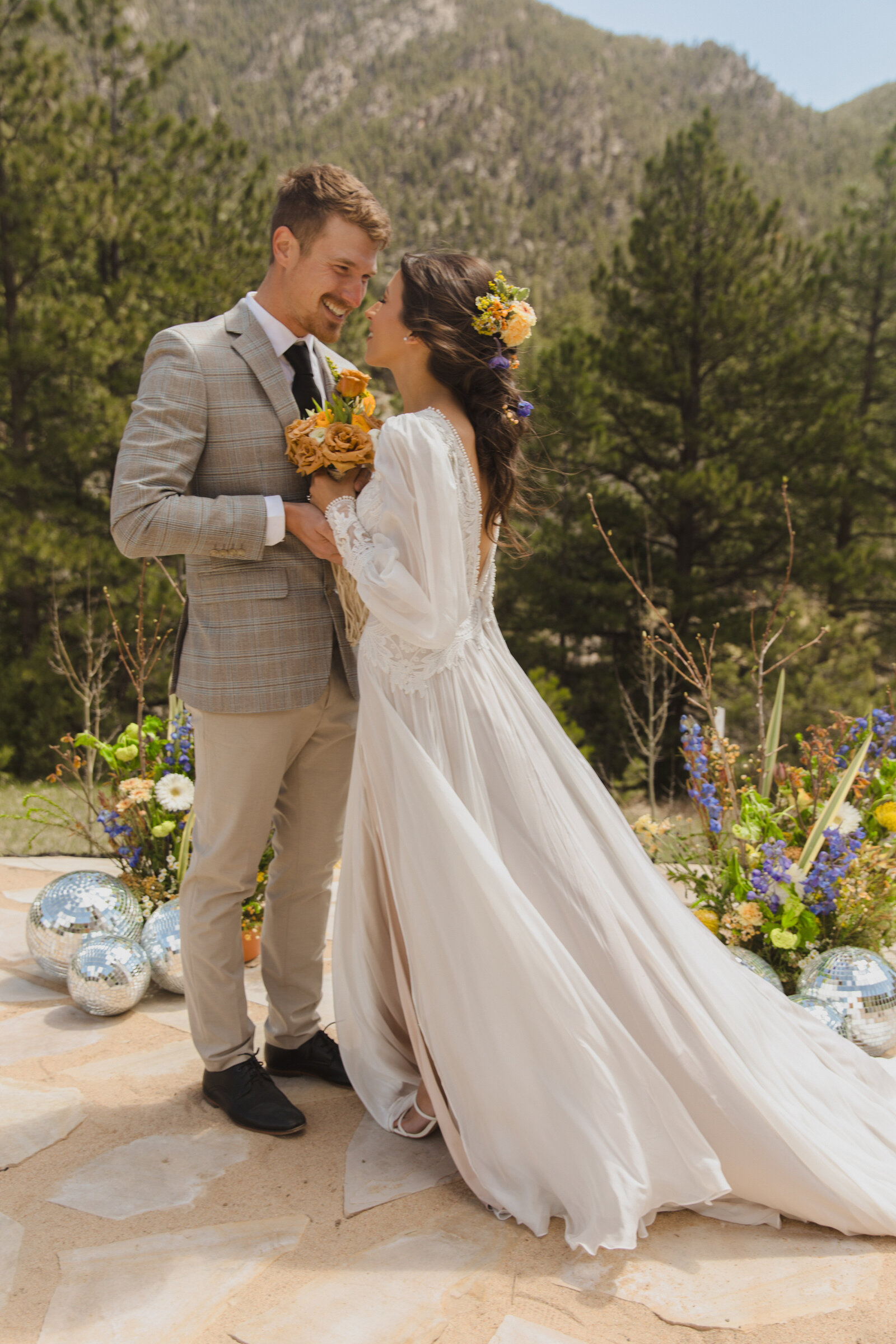 70s-retro-wedding-couple