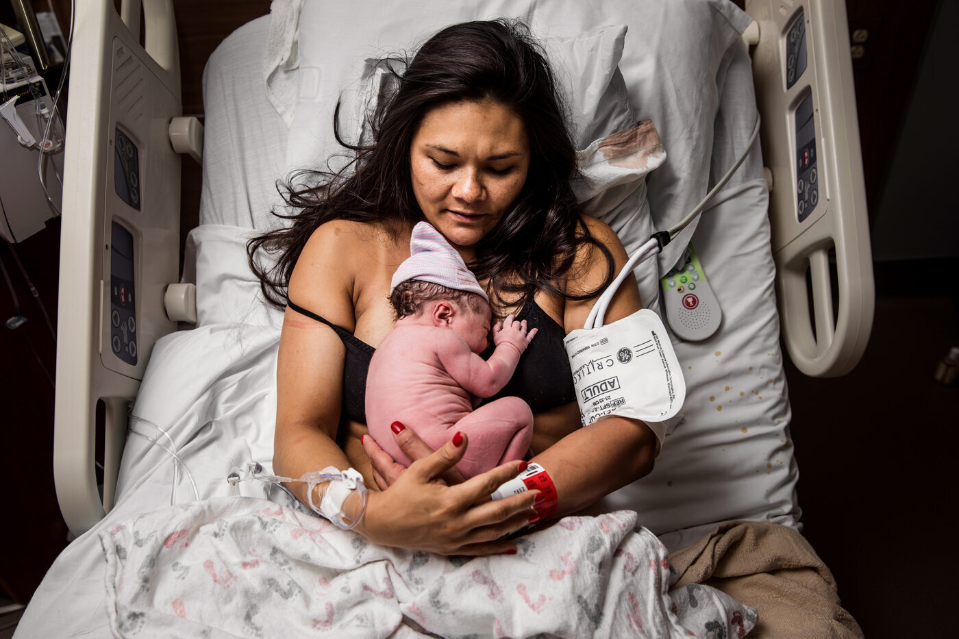 birth photographer, columbus, ga, atlanta, postpartum, mother and newborn, skin to skin 3