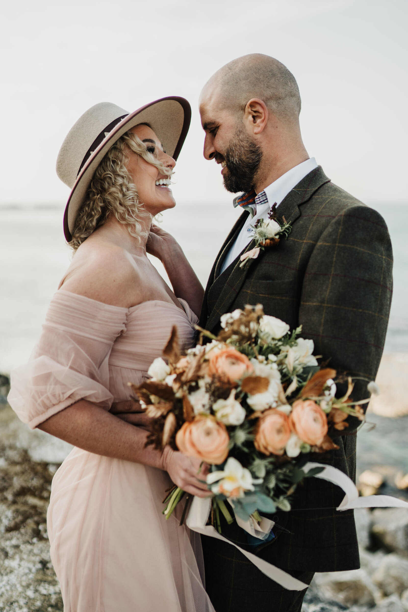 carrick-a-rede-rope-bridge-wedding-01066-58