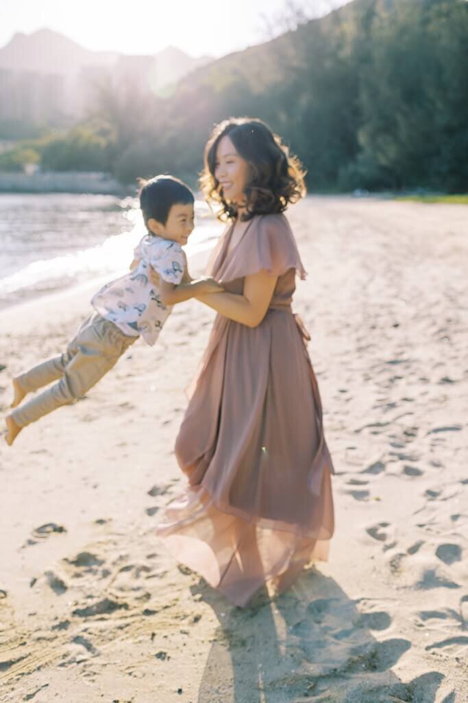 Family on the beach _ Mai Fotography _ lifestyle Motherhood Photographer _ Discovery Bay Hong Kong_0113