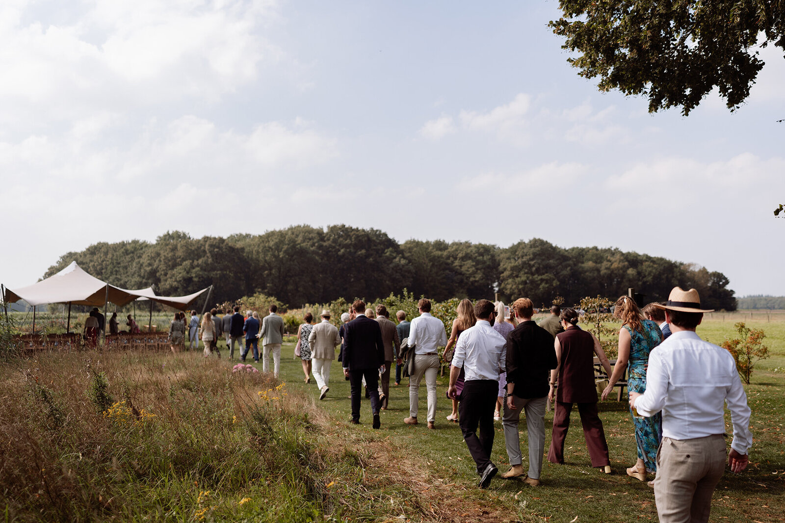 meike molenaar fotografie gasten wandelen naar ceremonie