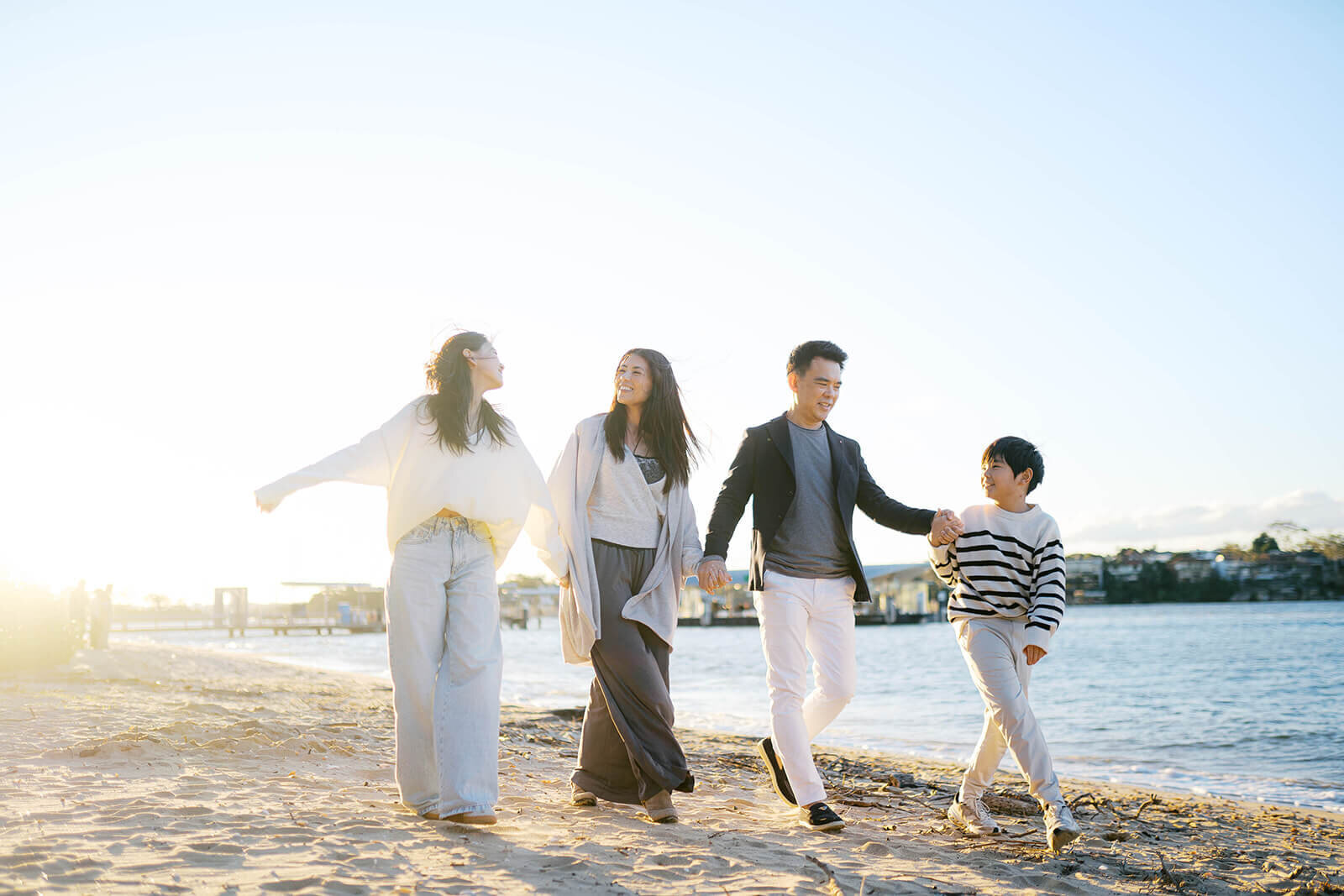 sydney-beach-session-family-walking-at-the-beach