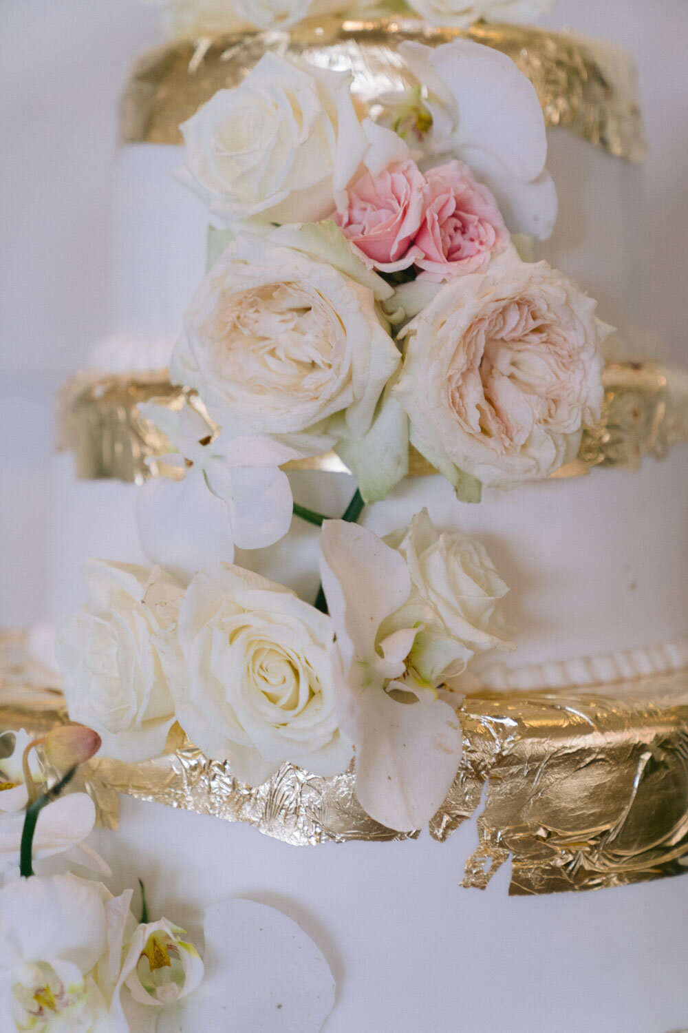 White and gold themed wedding cake
