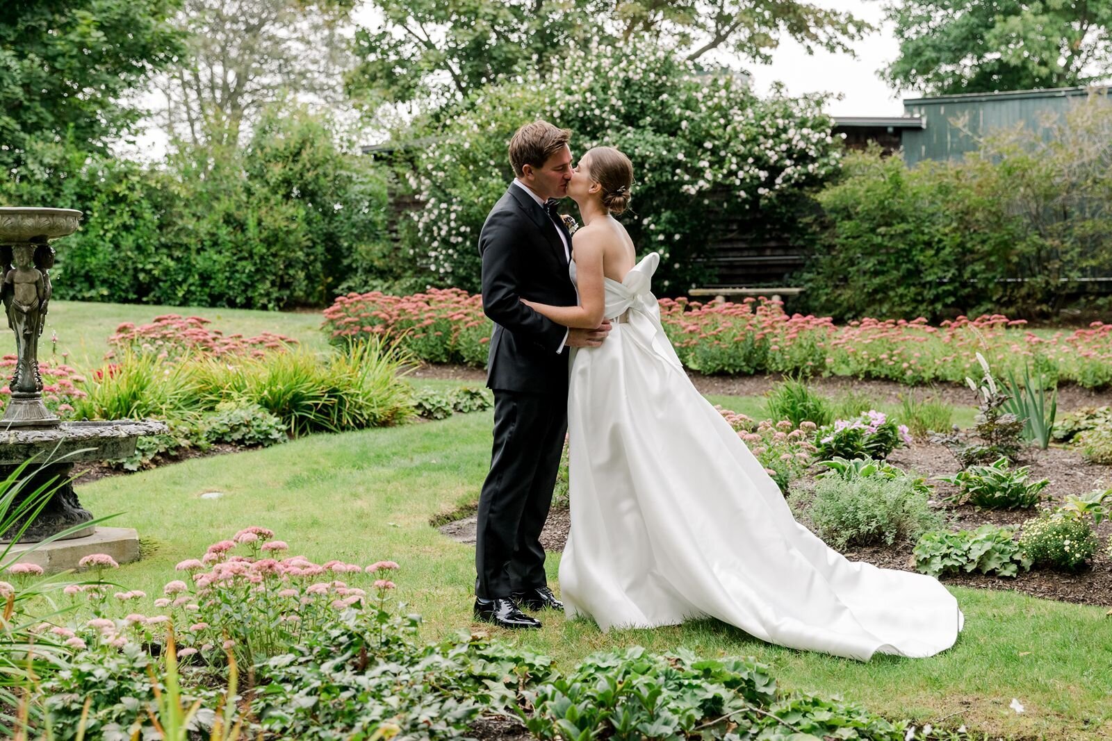 leila-james-events-newport-rhode-island-luxury-wedding-planner-castle-hill-inn-venue-erin-mcginn-wedding-photographer-bright-florals-CH0246 copy