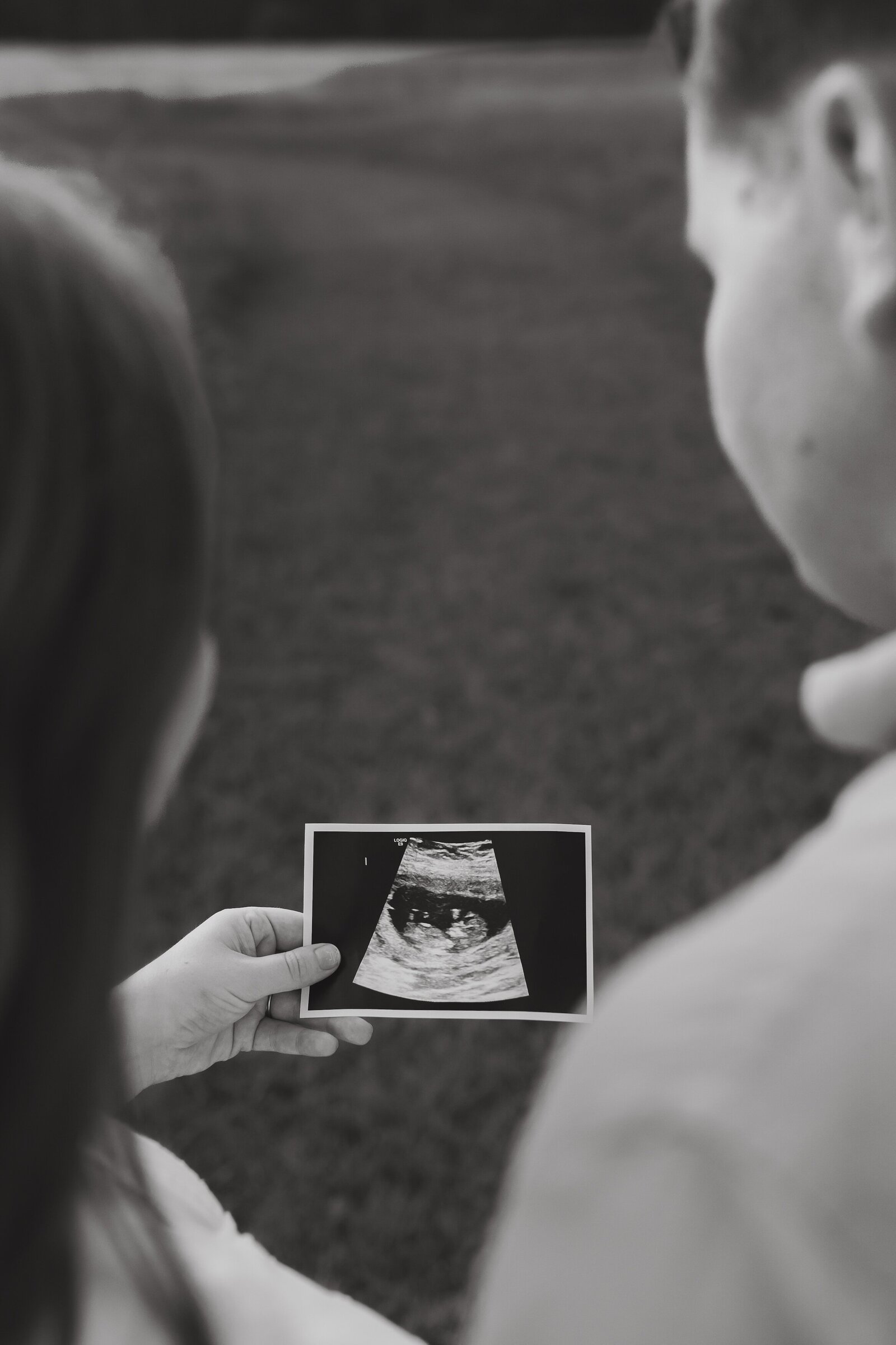 joyful-pregnancy-reveal-photography-hills-district