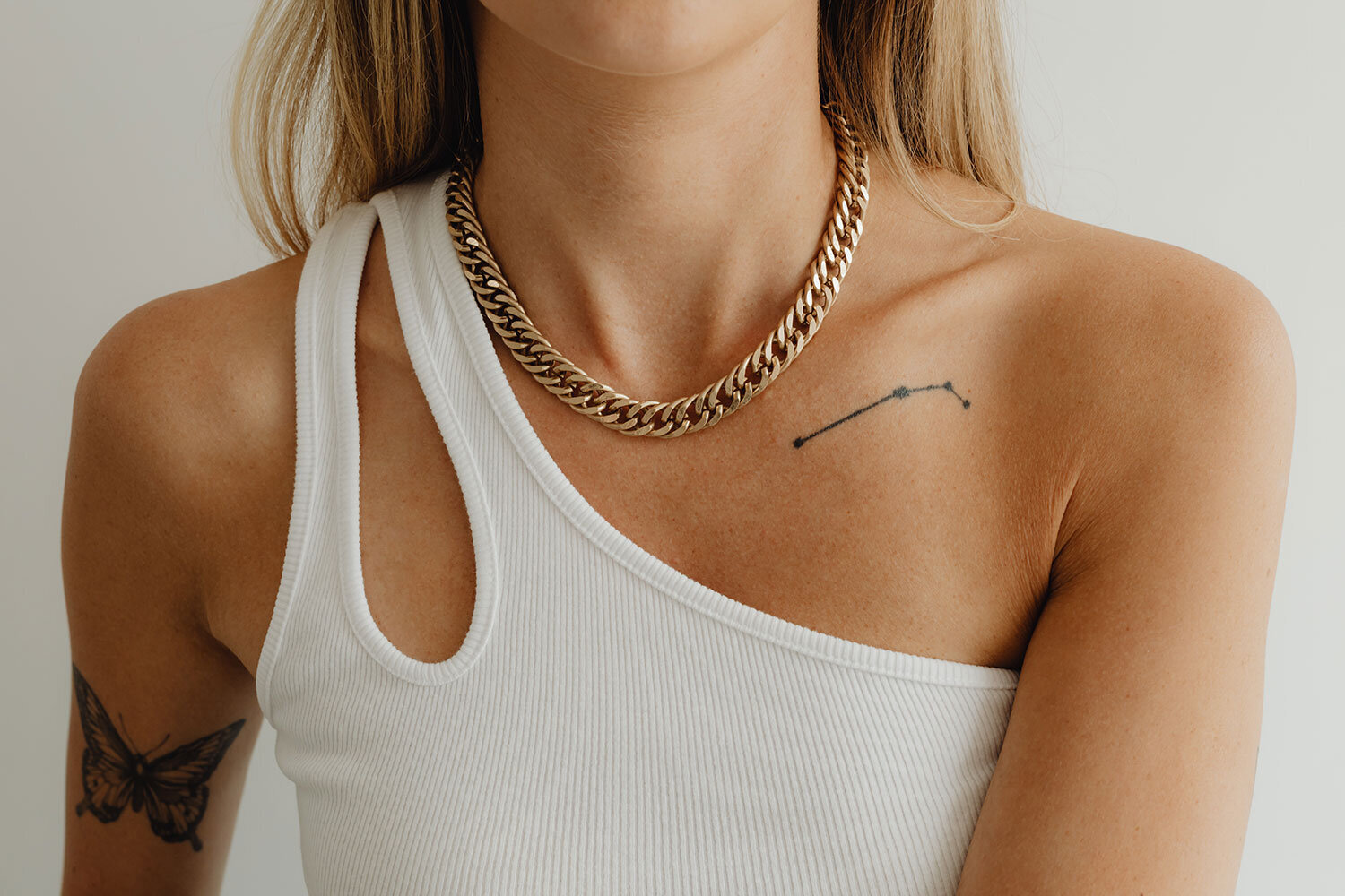 kaboompics_beautiful-woman-with-gold-jewelry-unrecognizable-female-wearing-chain-necklace-and-earrings-27765