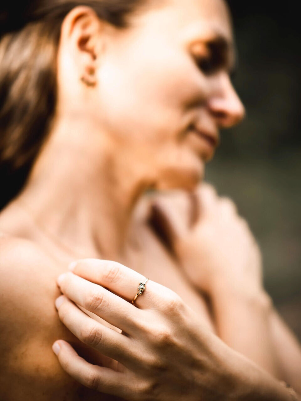 Verträumte Frau in Unterwäsche, stilvolle Outdoor-Boudoir-Fotografie mit harmonischer Naturkulisse