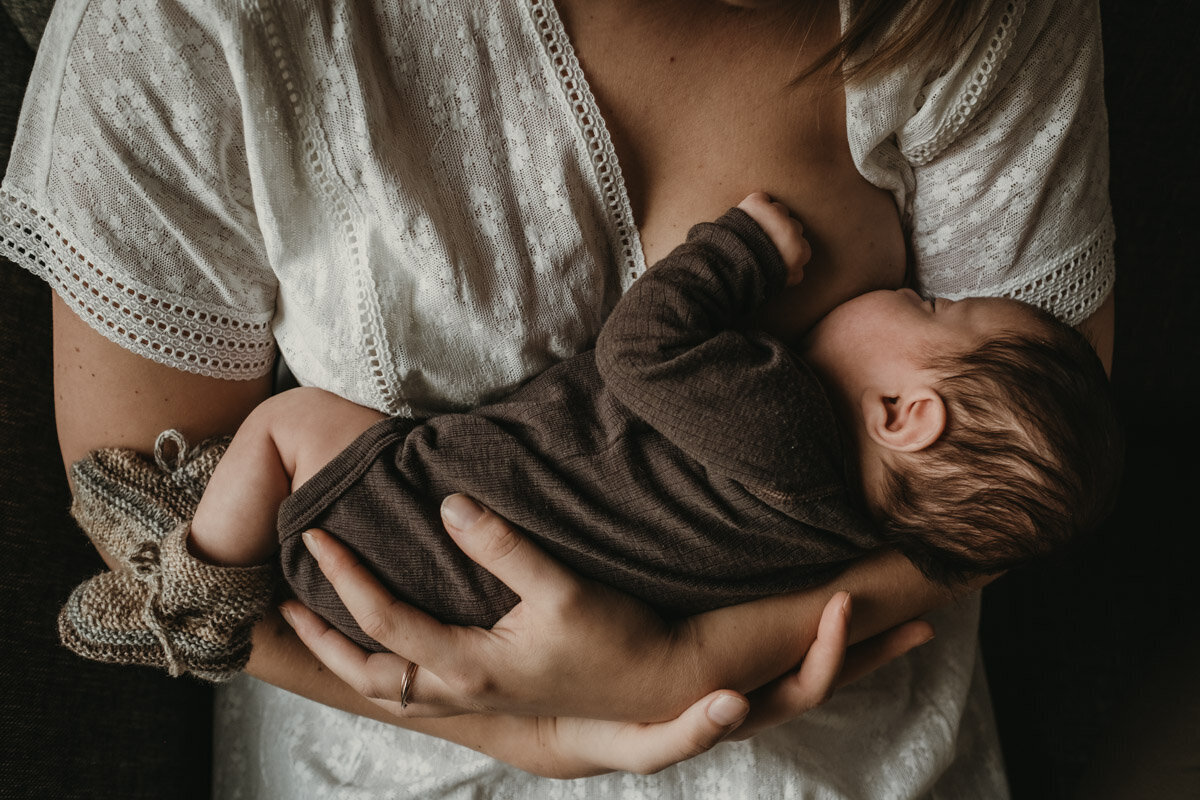 drinkende baby aan borst, borstvoeding