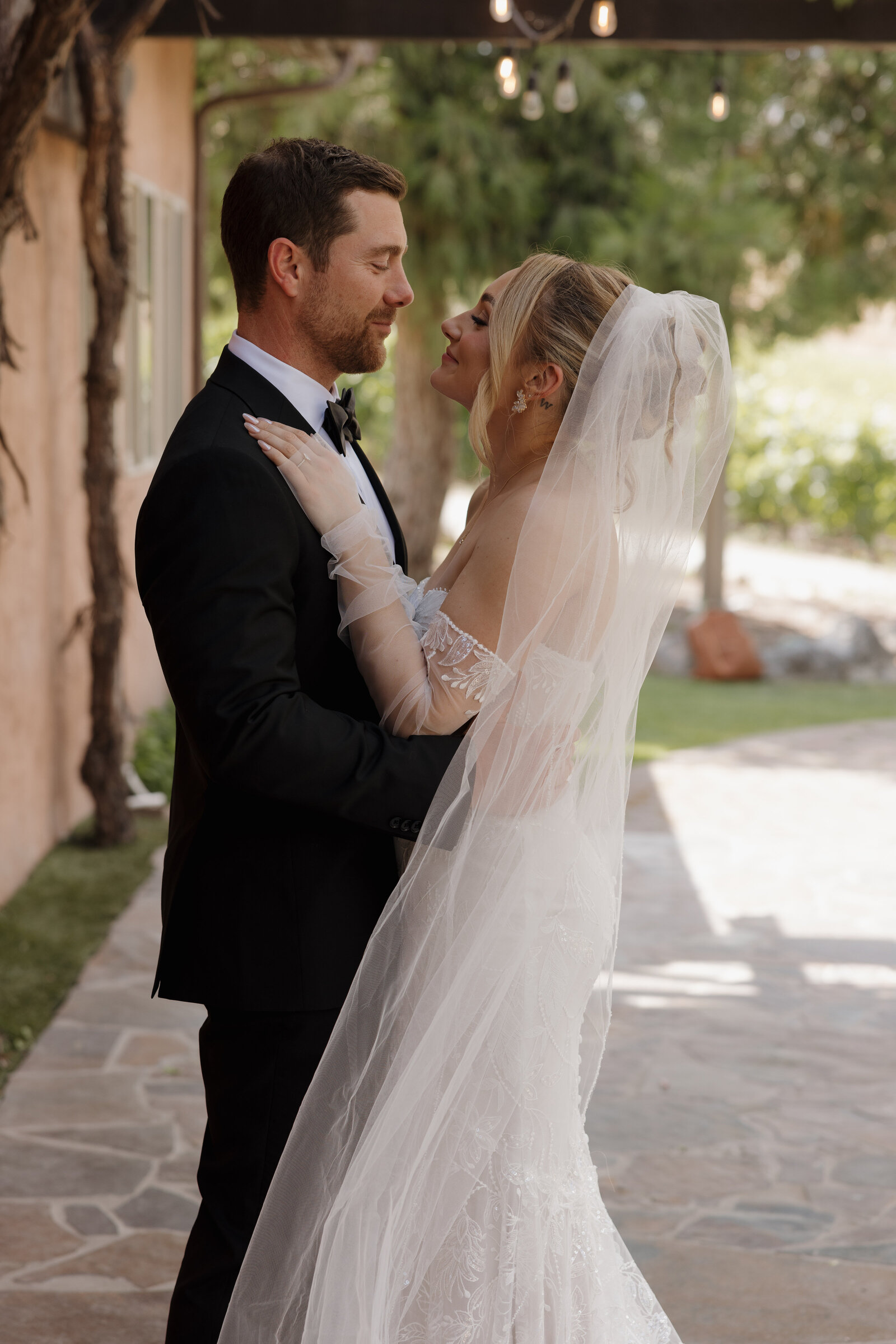 bride-groom-first-look002