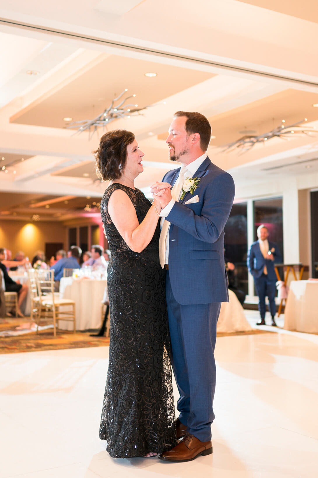 River-Club-of-Mequon-Wedding-637