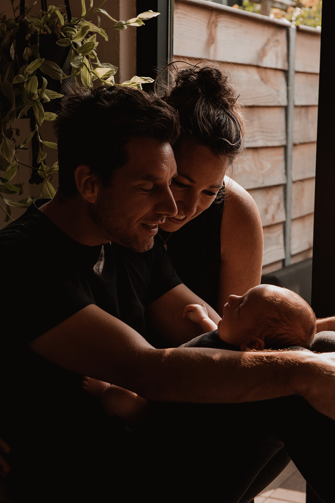 Babyfotografie met natuurlijke tinten en warme uitstraling