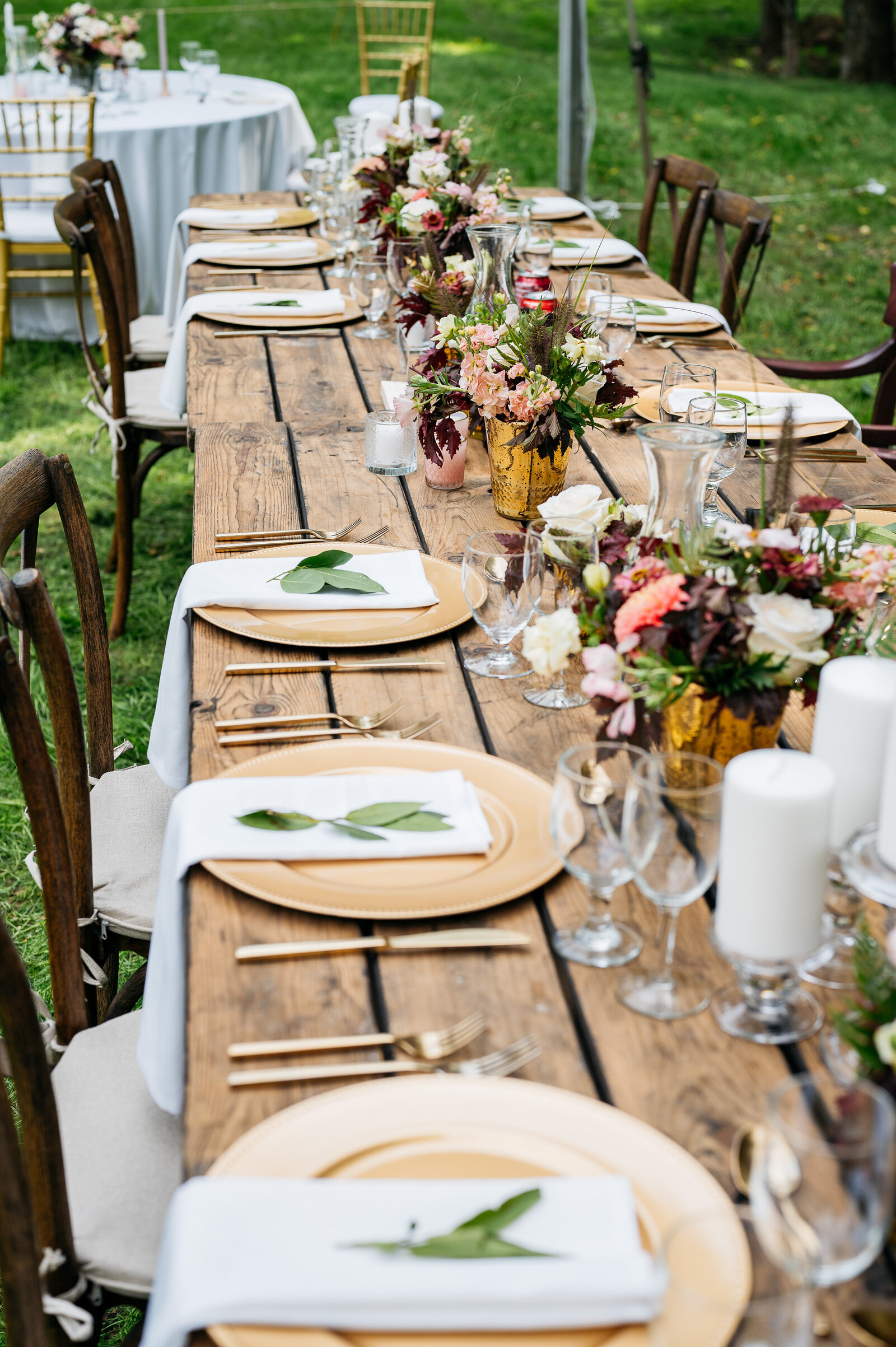 wood-rustic-table-decor-wedding-mauve-gold