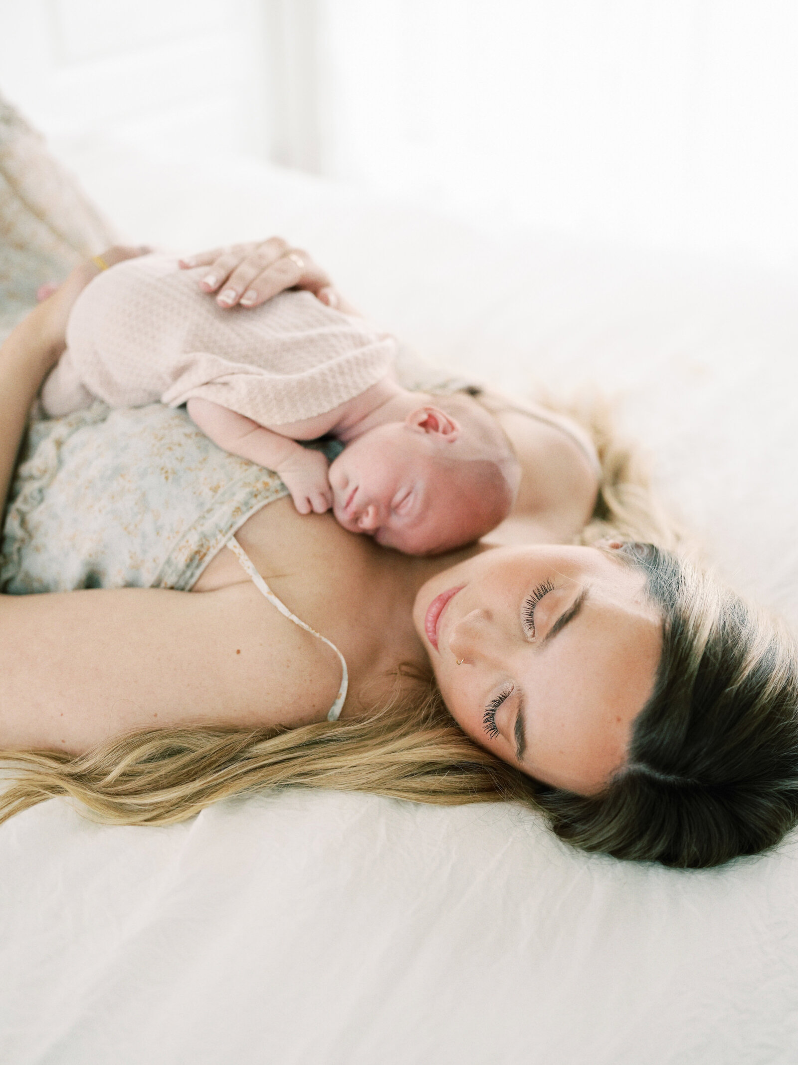 motherhood-newborn-session-dallas-studio-katelyn-holbrook.jpg