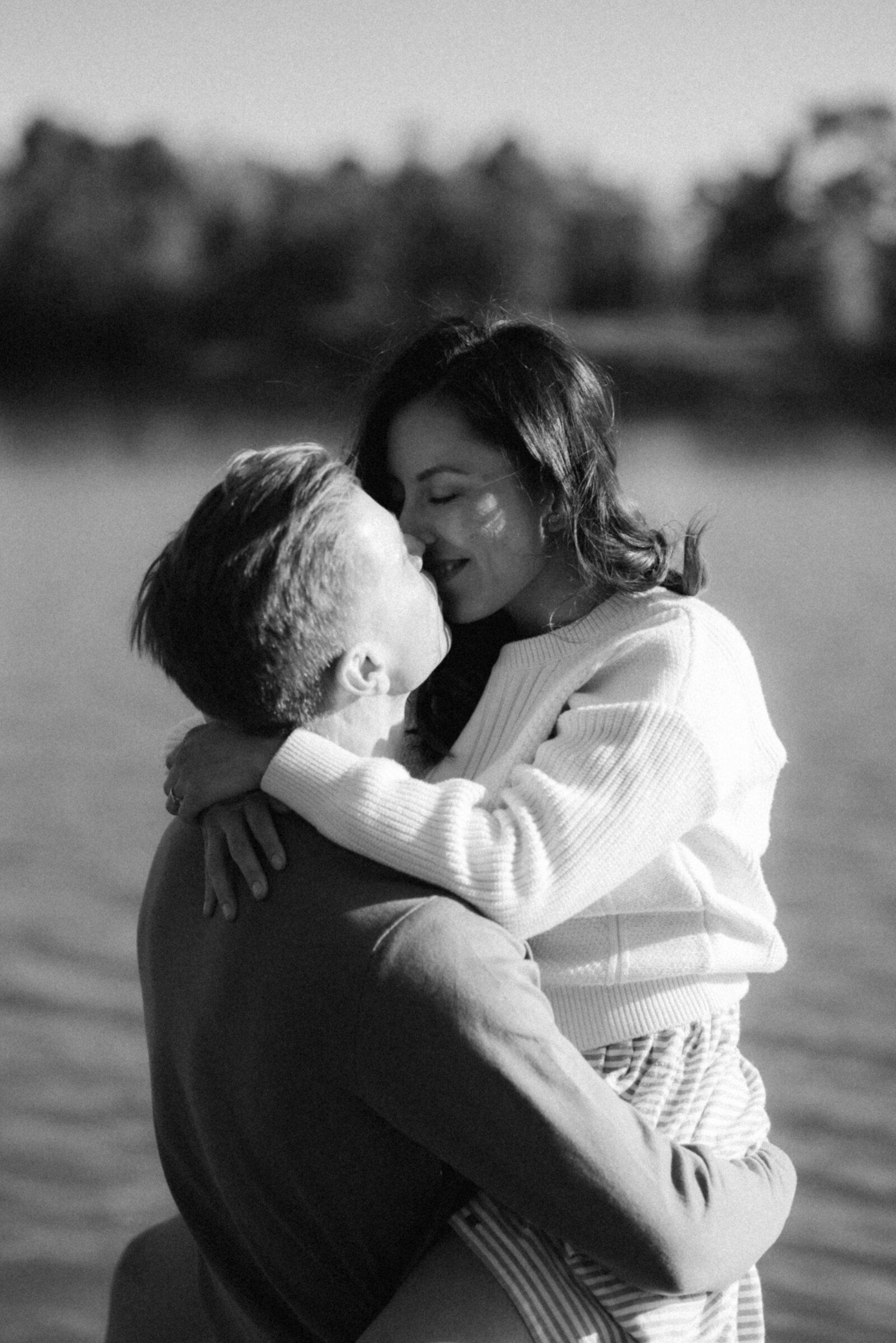 Couple on a beach on a photography session with photographer Hannika Gabrielsson
