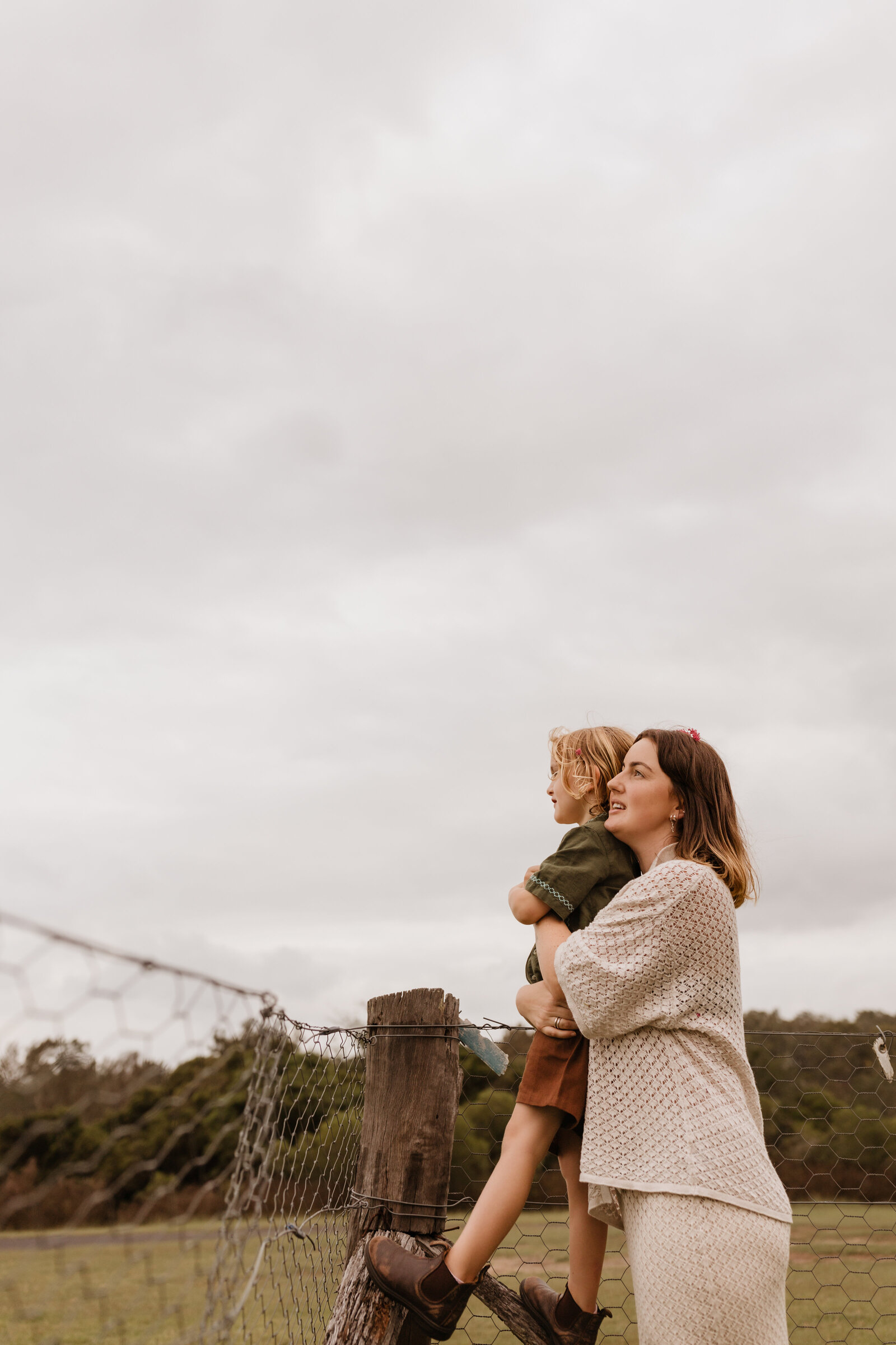 intimate-moments-with-mama-hills-district-photographer