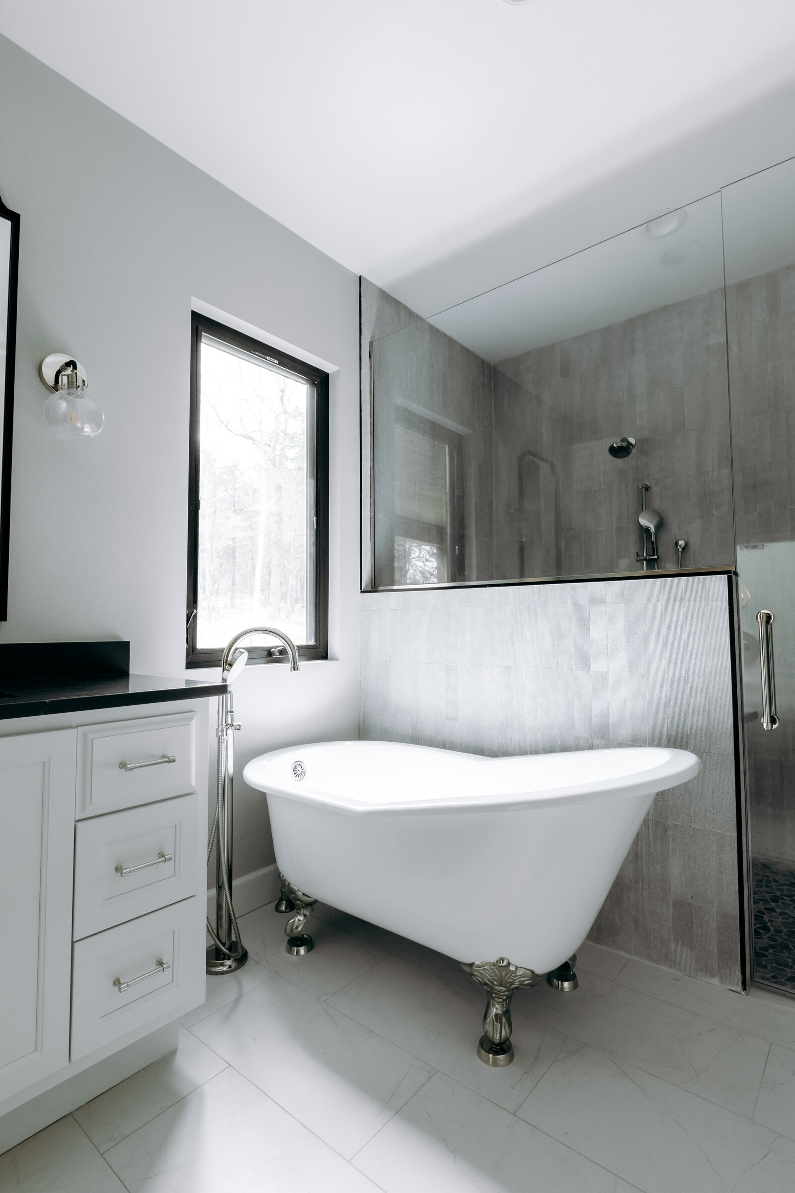 MASTERBATHROOMTUB