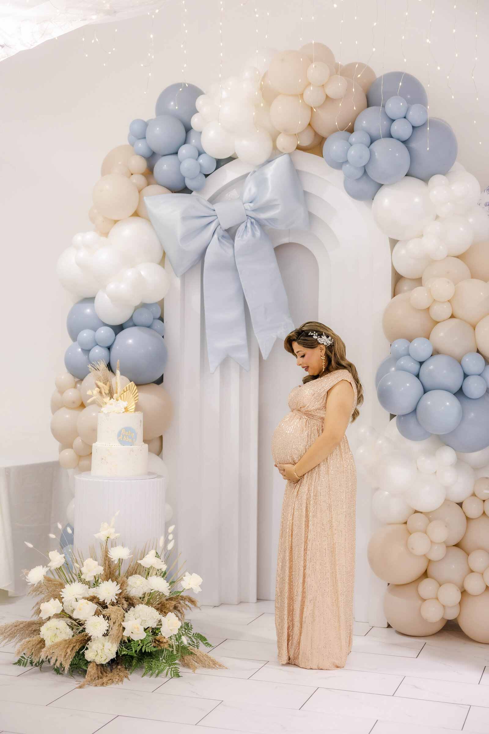mom-to-be-baby-shower-portrait-balloon-arch