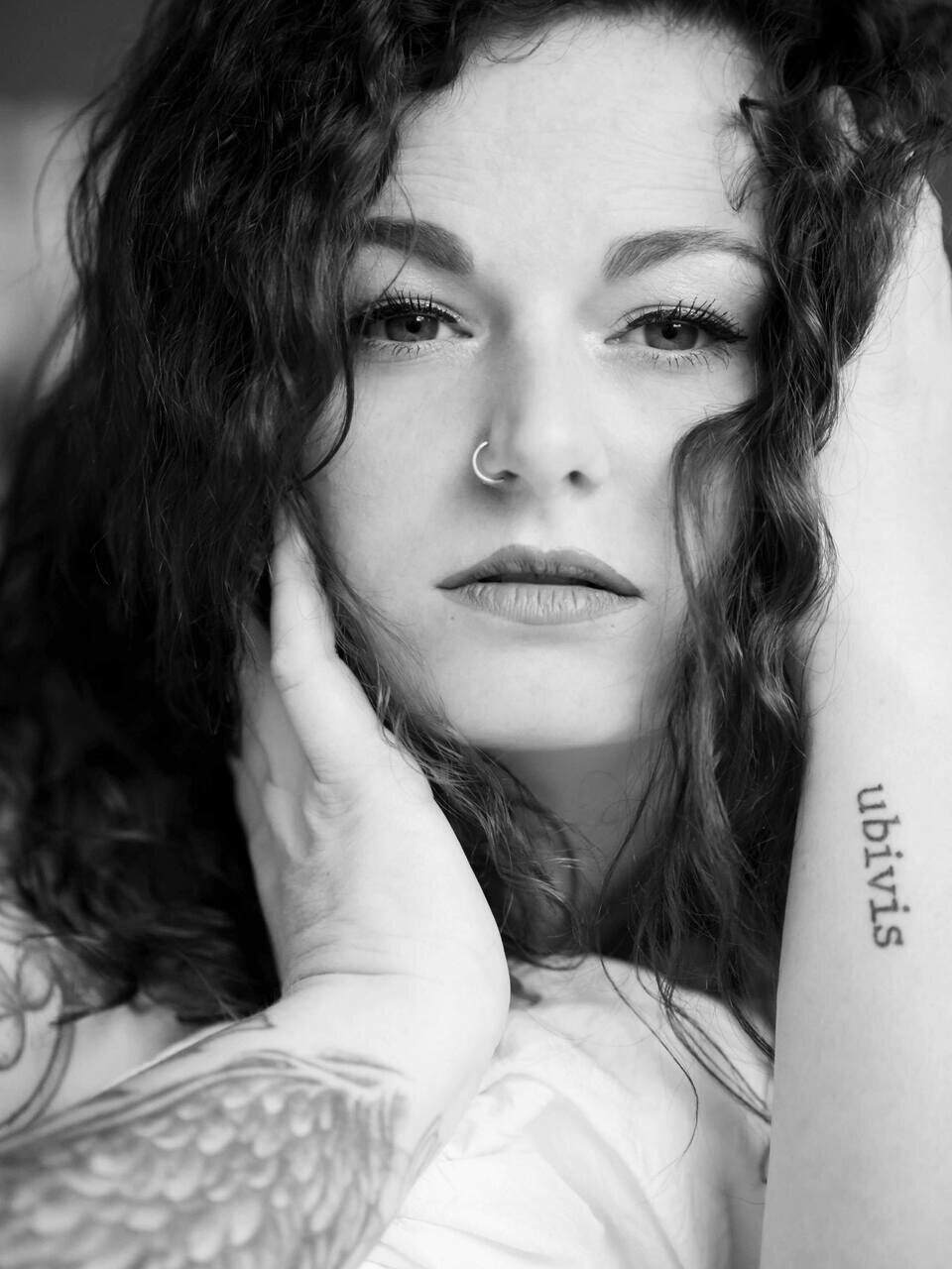 Boudoir-Aufnahme: Frau in zarten Dessous mit sinnlichem Blick, monochrome Fotografie