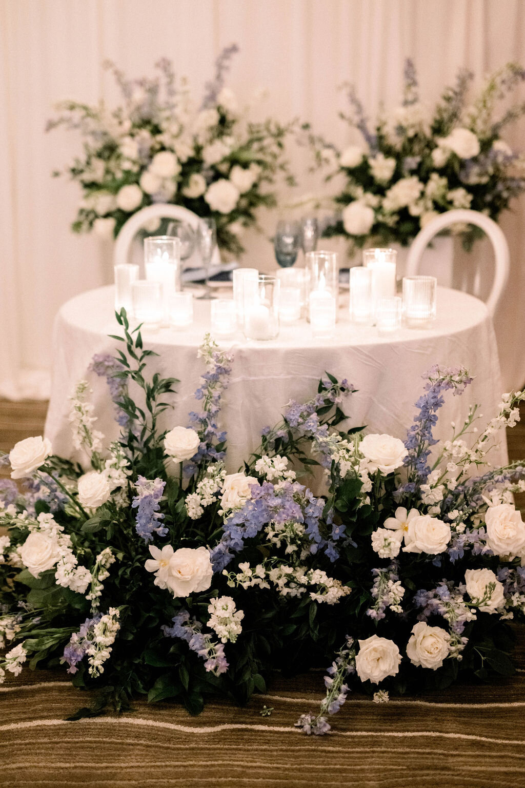 phoenix-wedding-florist-sweetheart-table-ground-floral-reception-white-blue