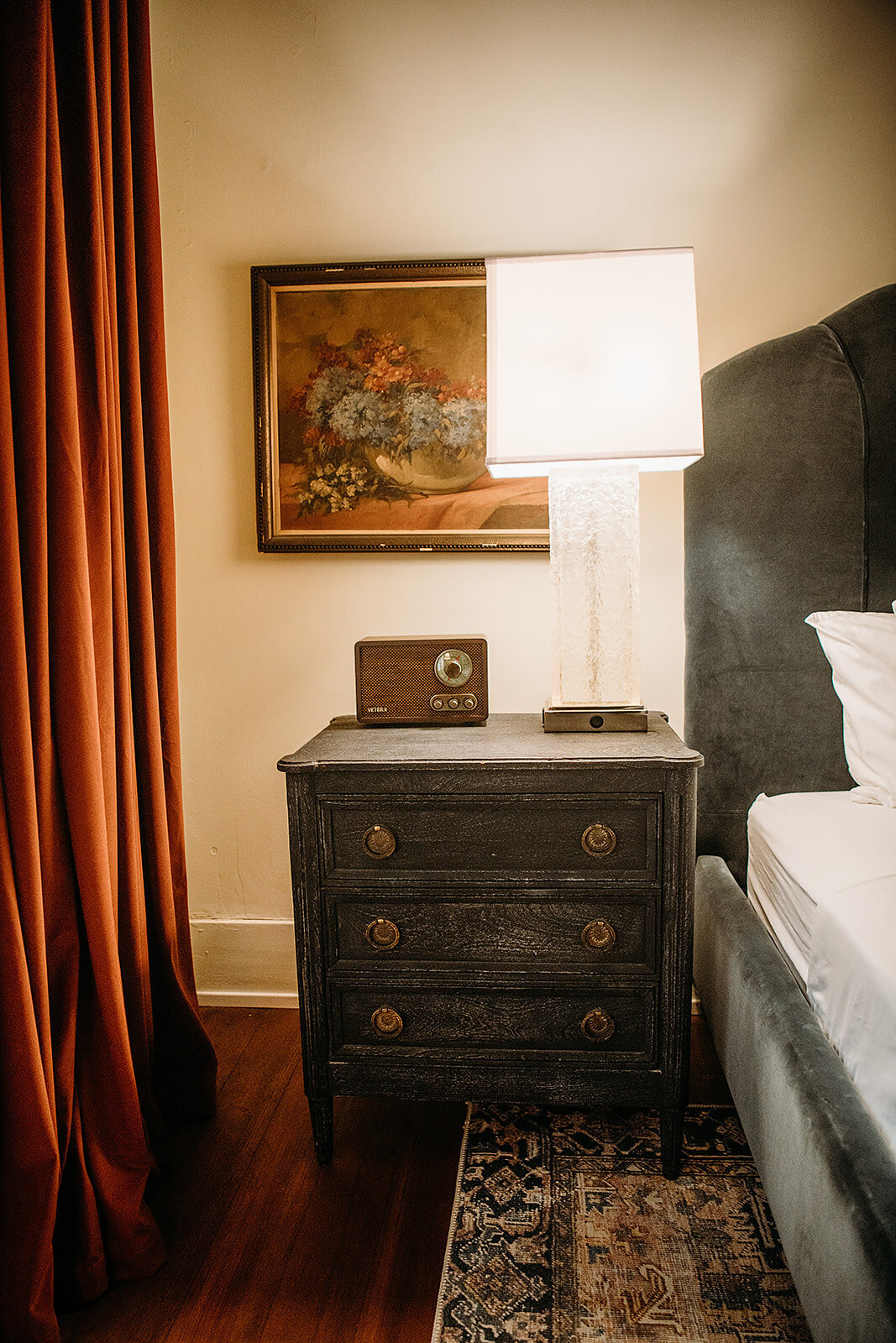 Little Frio Suite - side table
