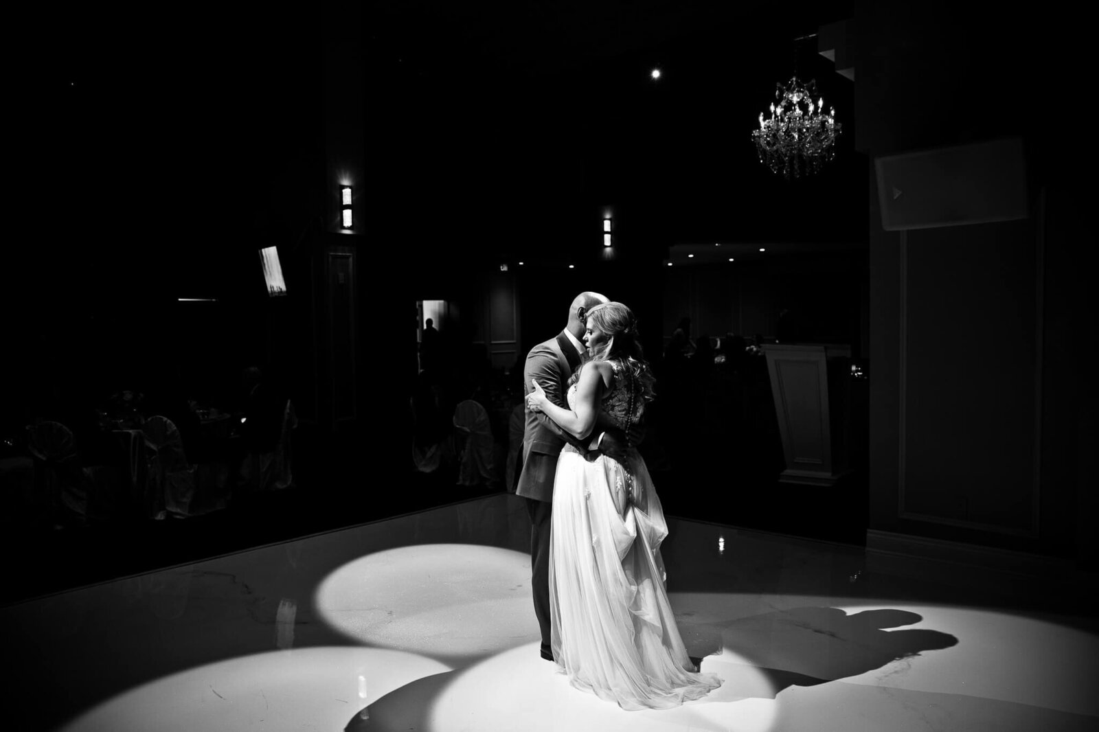 atrium_banquet_and_conference_centre_wedding_burlington_ontario_jessica_barnett_photography_dance_floor