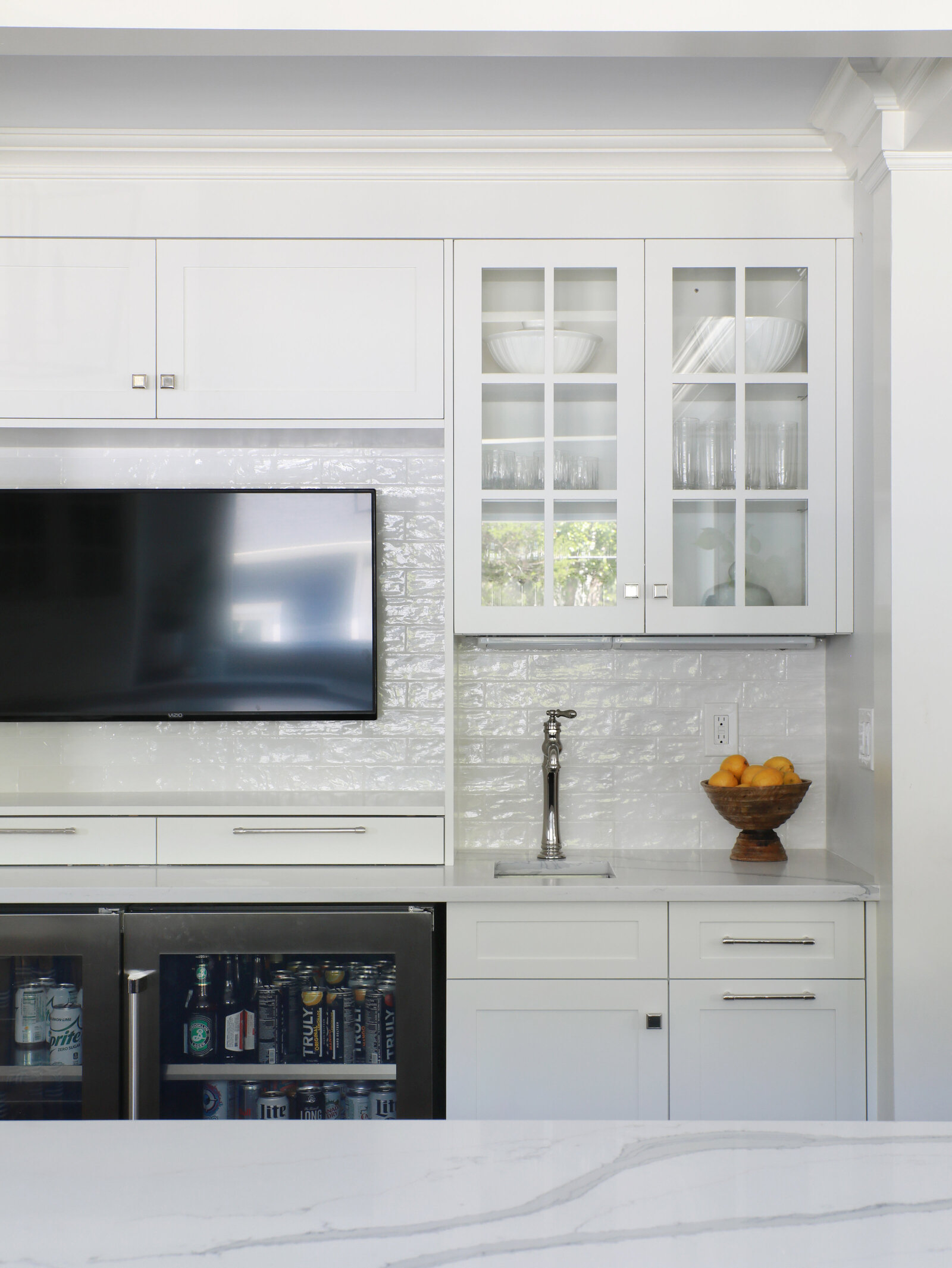 WET-BAR-WITH-TV
