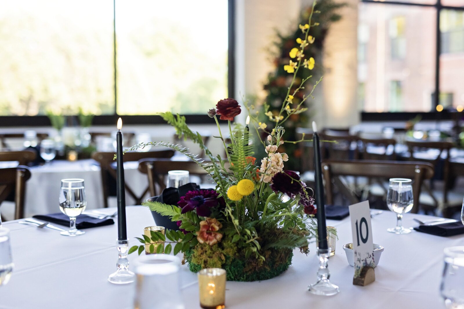 wedding-reception-guest-table-decor-woodland