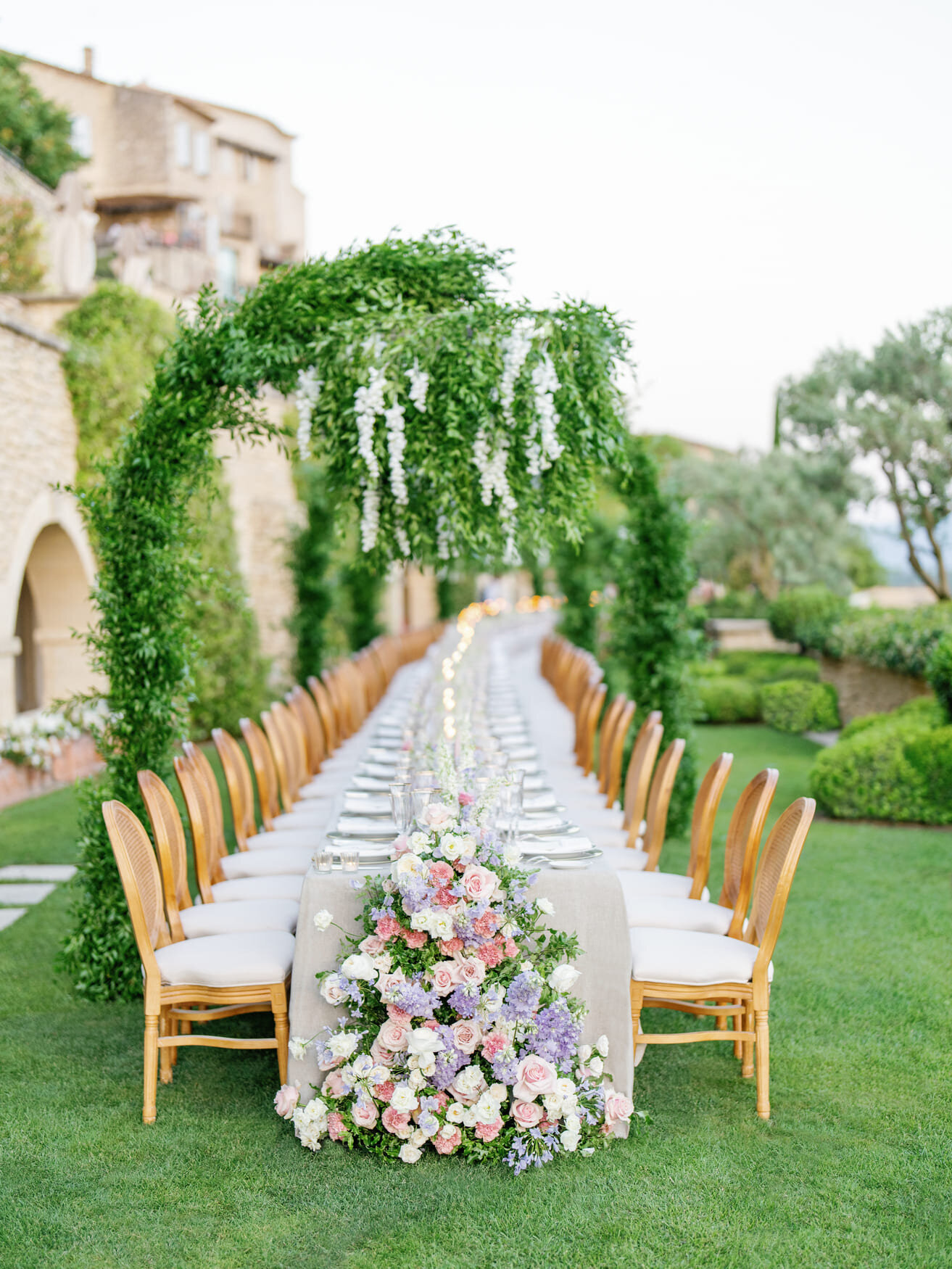 simple and-chic-garden-style-wedding-table-decoration
