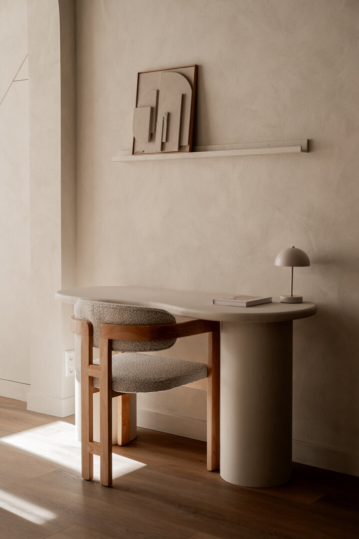 Kantoorsetting in daglicht studio met kunstwerk en minimalistische lamp