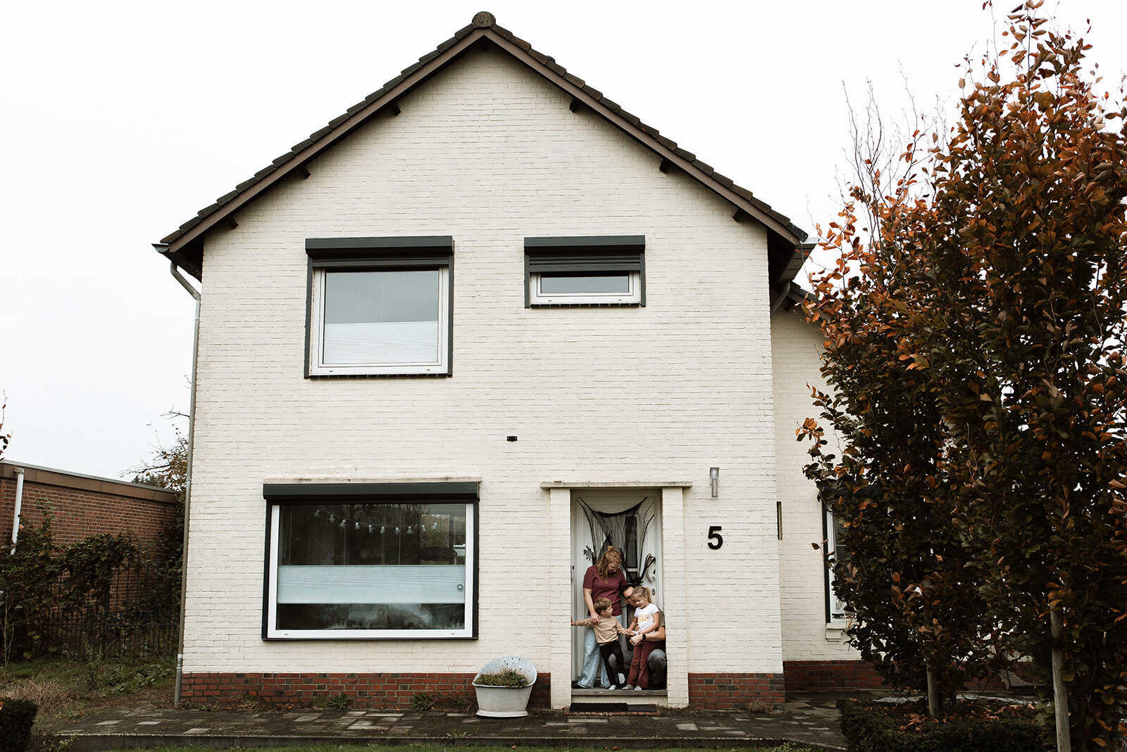 gezinsfotoshoot fotoshoot gezin gezinsfotografie gezinsfotograaf gezinsfotoshoot eindhoven gezinsshoot zwangerschap gezinsshoot buiten spontane gezinsfoto'a slledaags geluk
