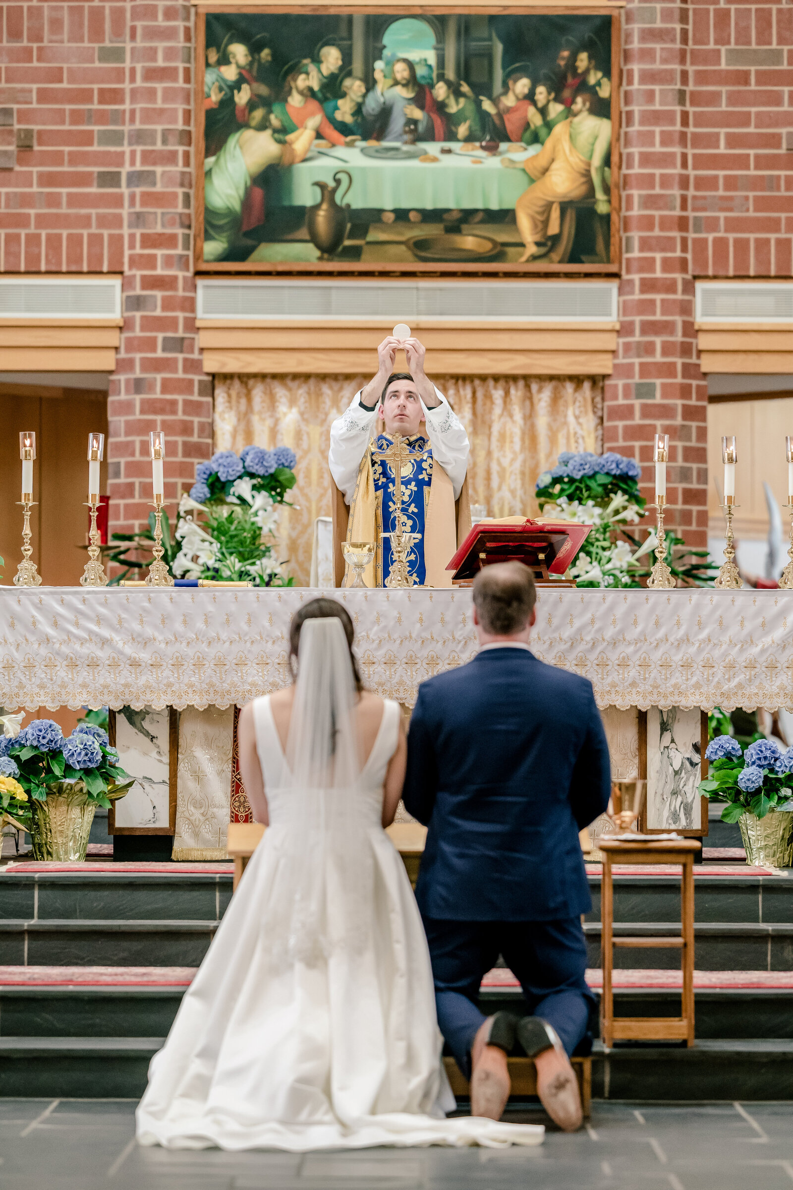 The moment of Consecration during a Catholic wedding in Northern Virginia
