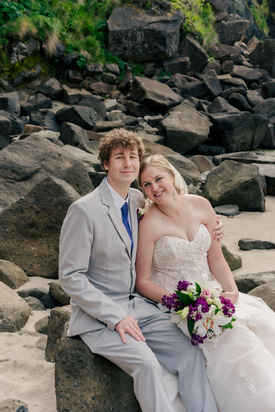 Bride and groom at fogarty creek state park 
